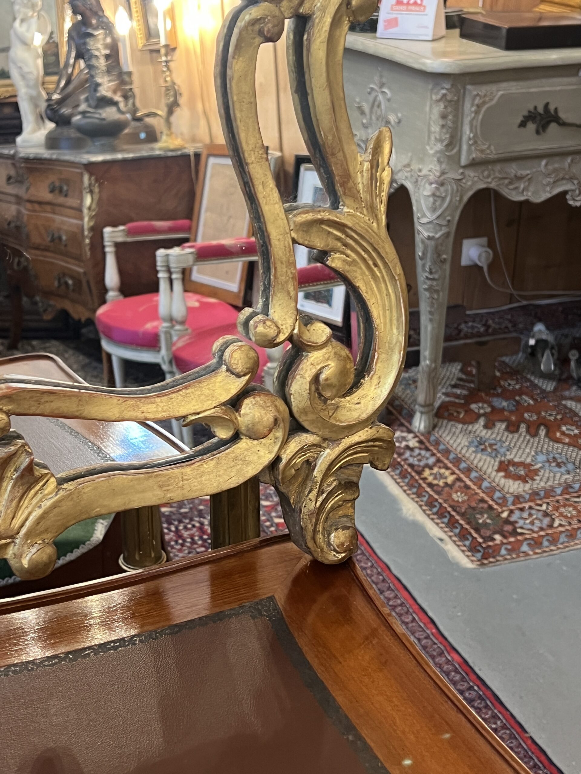 Miroir à parcloses en bois sculpté et doré, époque XVIIIe siècle, a décor chantourné