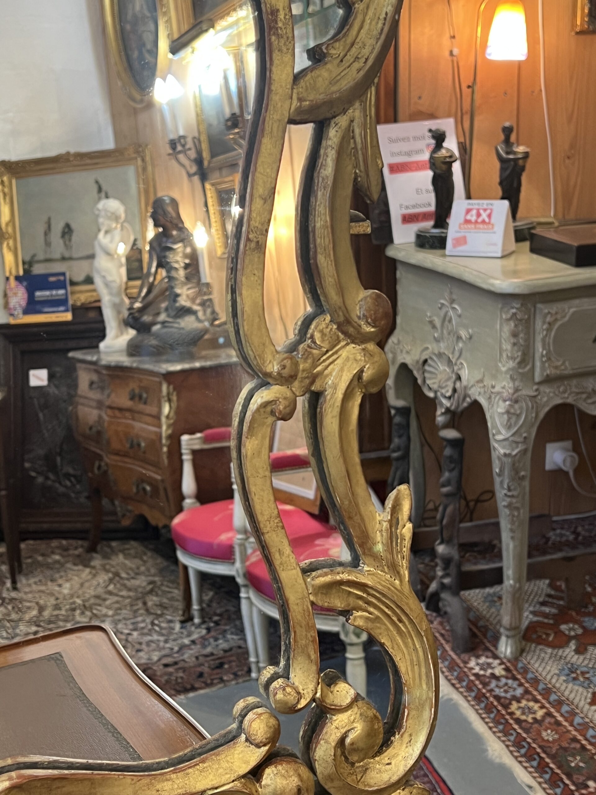 Miroir à parcloses en bois sculpté et doré, époque XVIIIe siècle, a décor chantourné