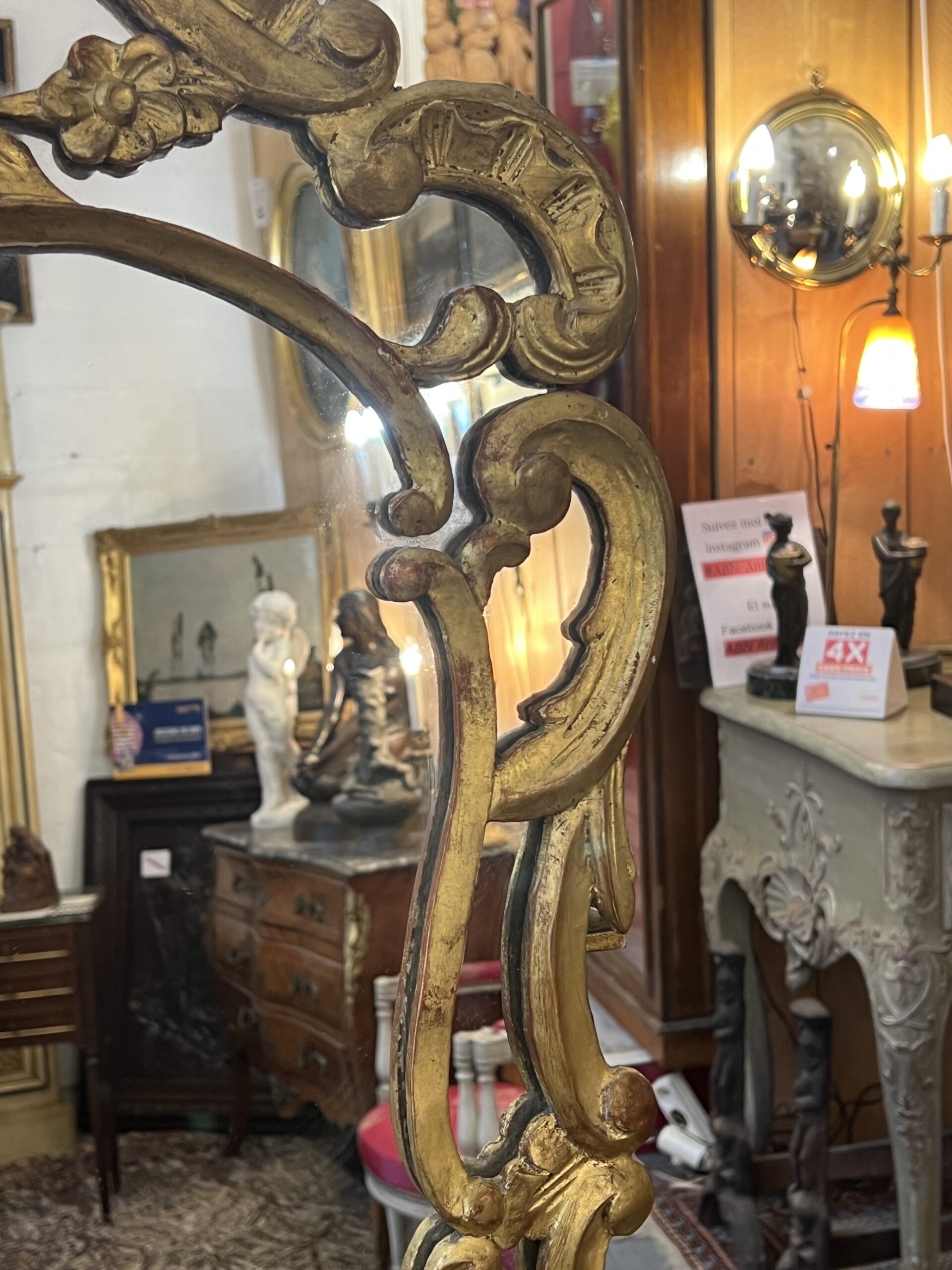 Miroir à parcloses en bois sculpté et doré, époque XVIIIe siècle, a décor chantourné