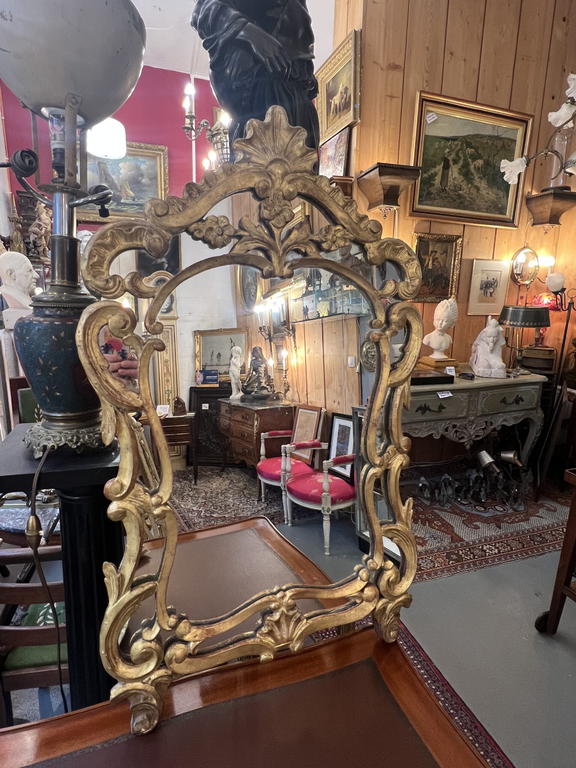 Miroir à parcloses en bois sculpté et doré, époque XVIIIe siècle, a décor chantourné