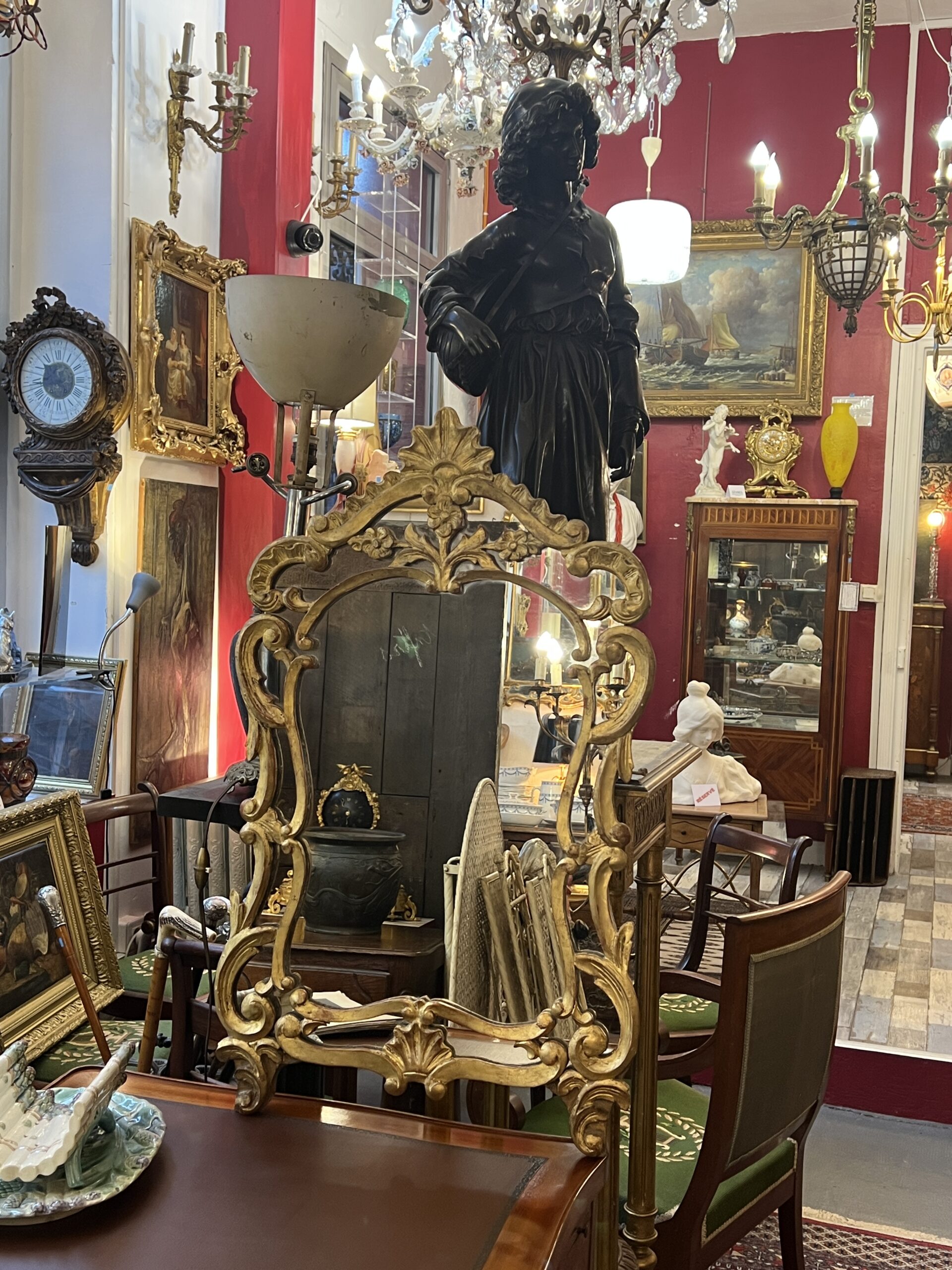 Miroir à parcloses en bois sculpté et doré, époque XVIIIe siècle, a décor chantourné