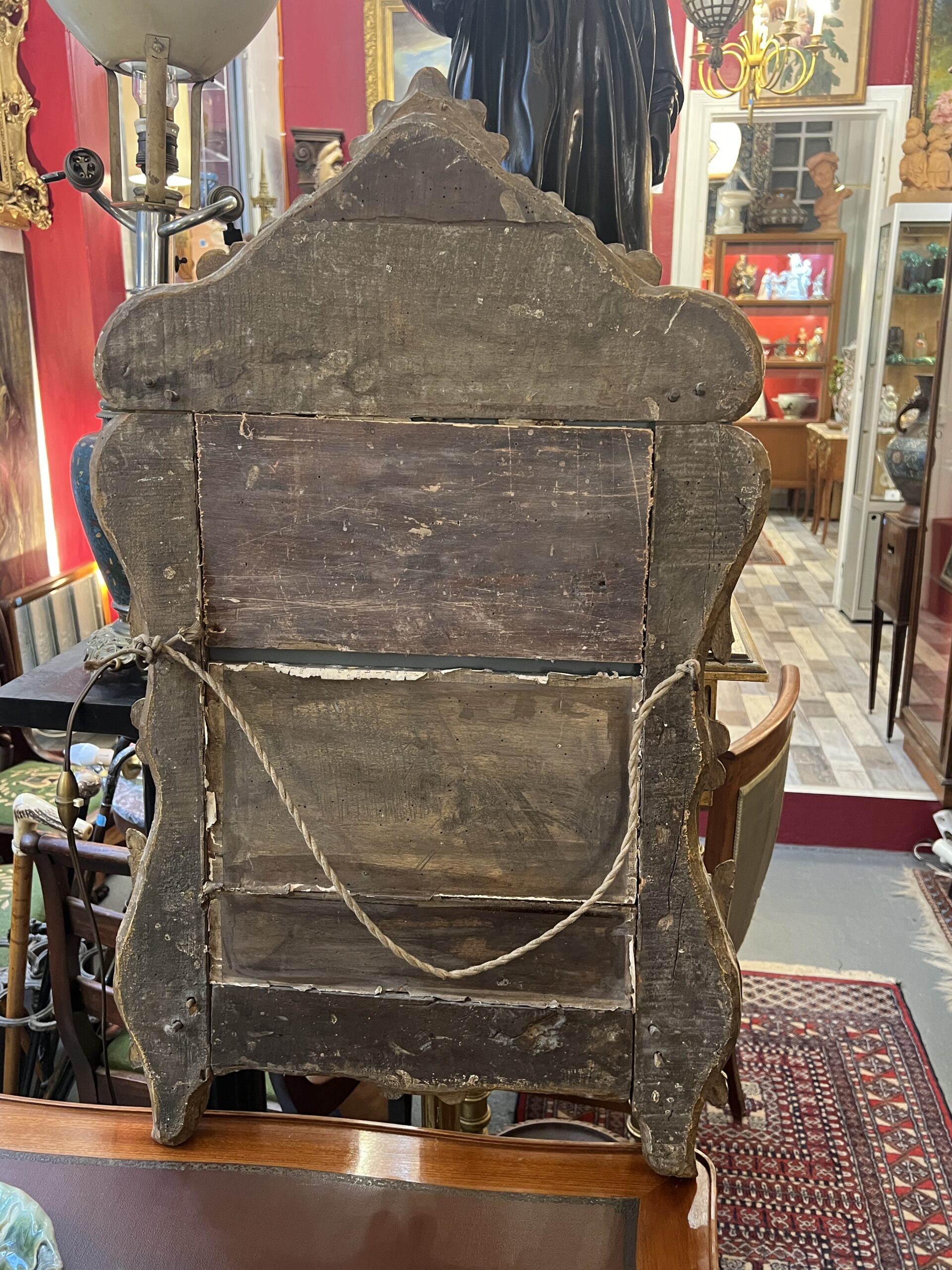 Miroir à parcloses en bois sculpté et doré, époque XVIIIe siècle, a décor chantourné