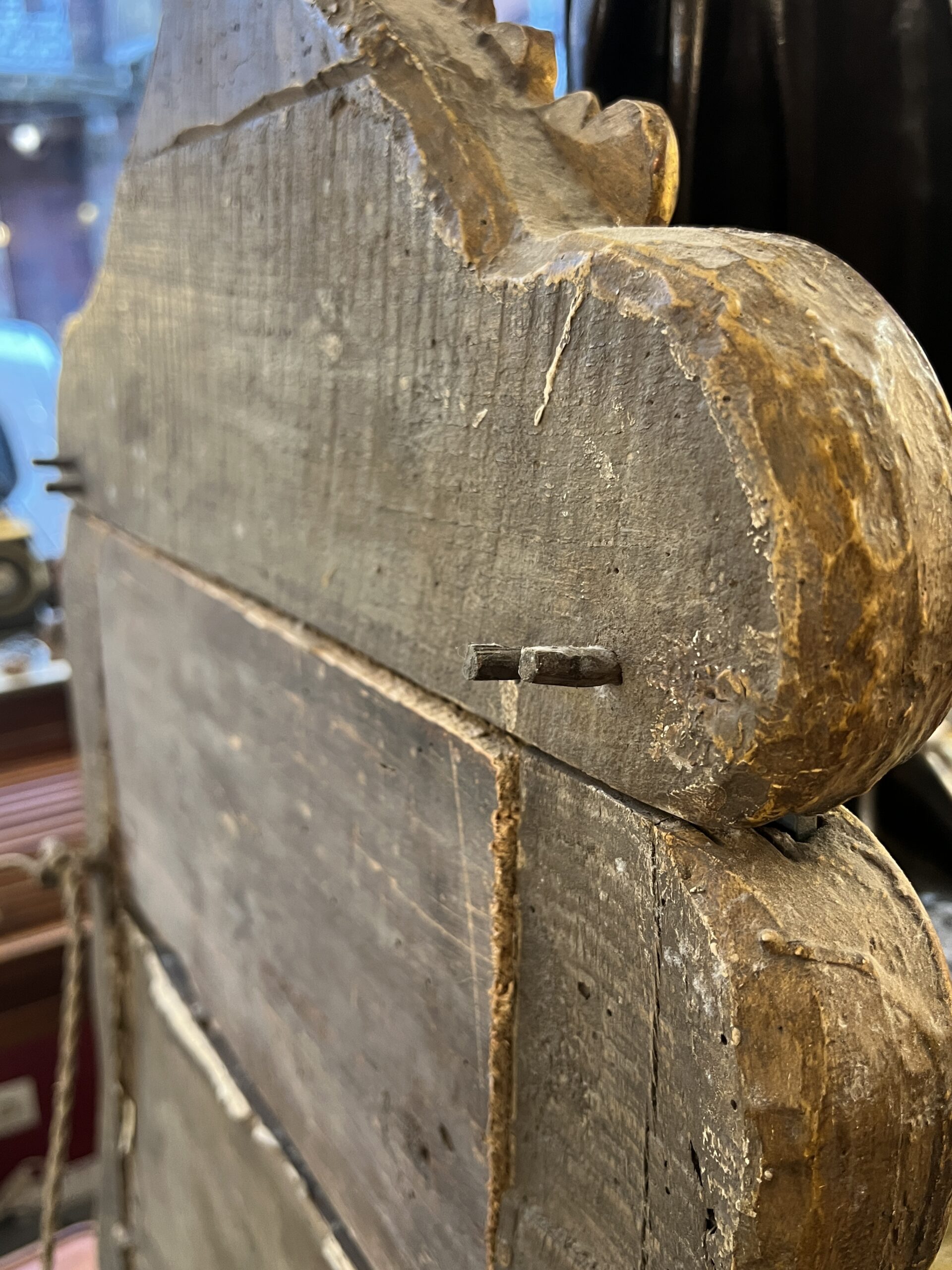 Miroir à parcloses en bois sculpté et doré, époque XVIIIe siècle, a décor chantourné