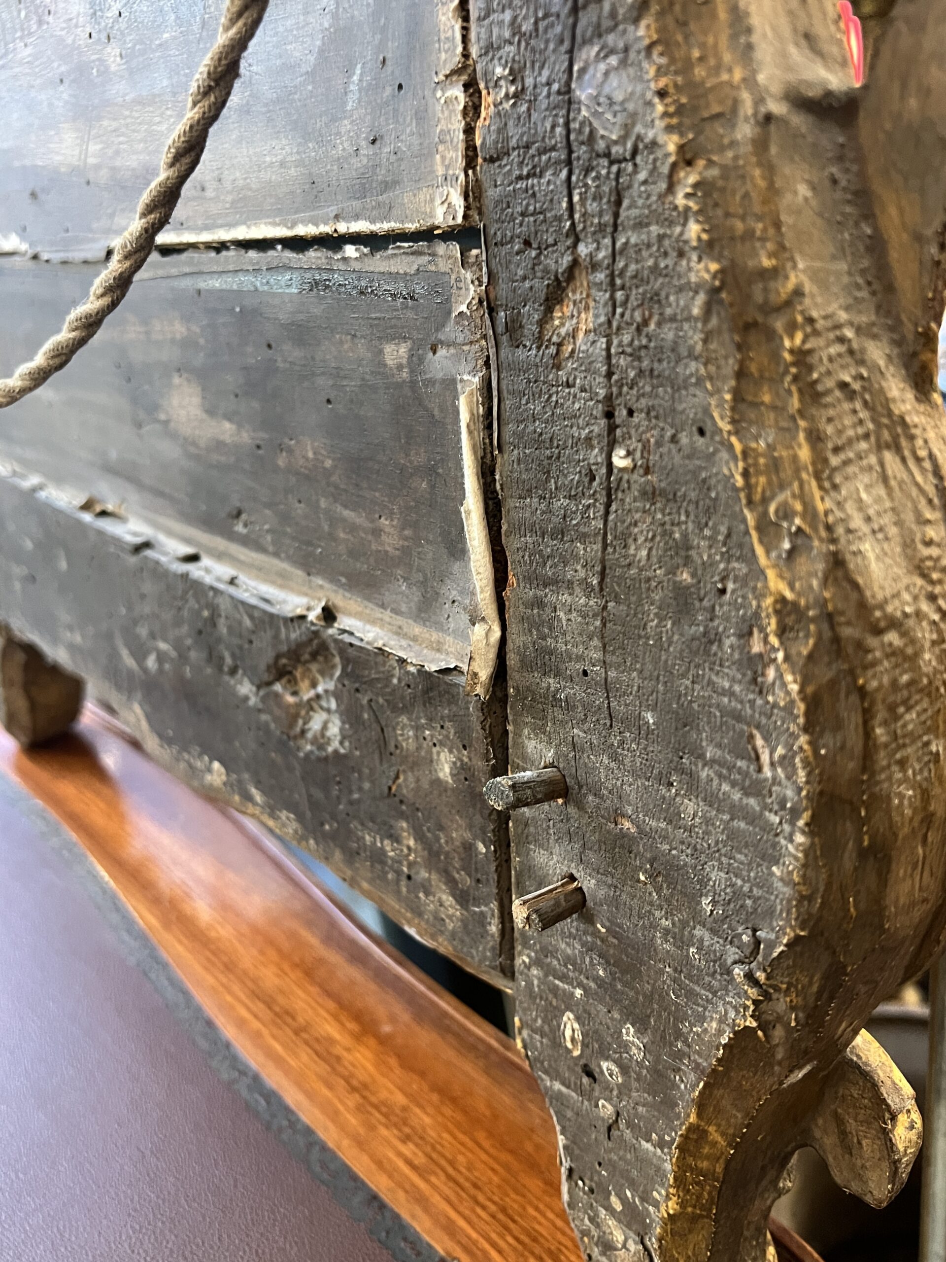 Miroir à parcloses en bois sculpté et doré, époque XVIIIe siècle, a décor chantourné