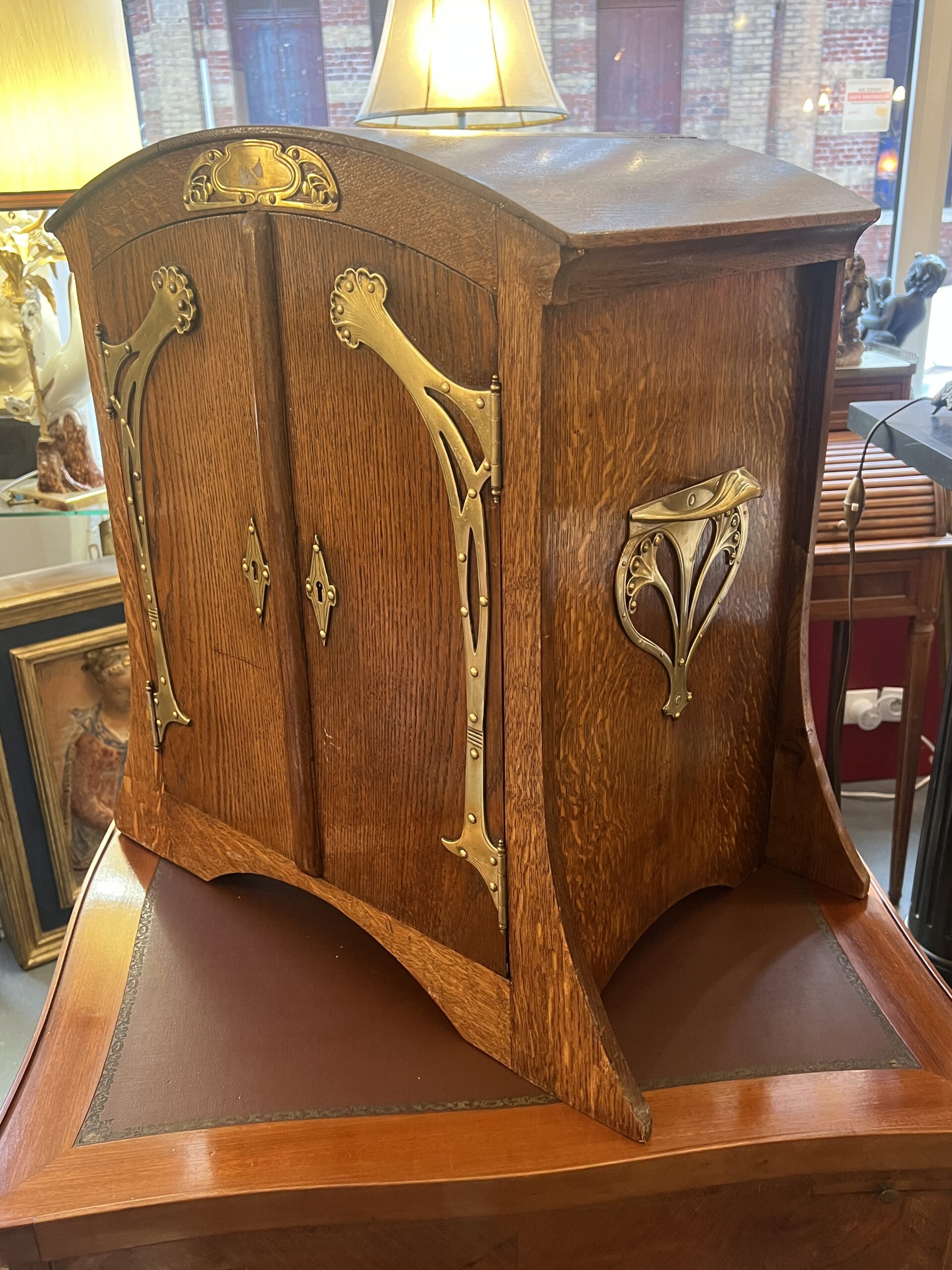Armoirette, argentier, en chêne et ornements en bronze dorés, époque art nouveau, vers 1900