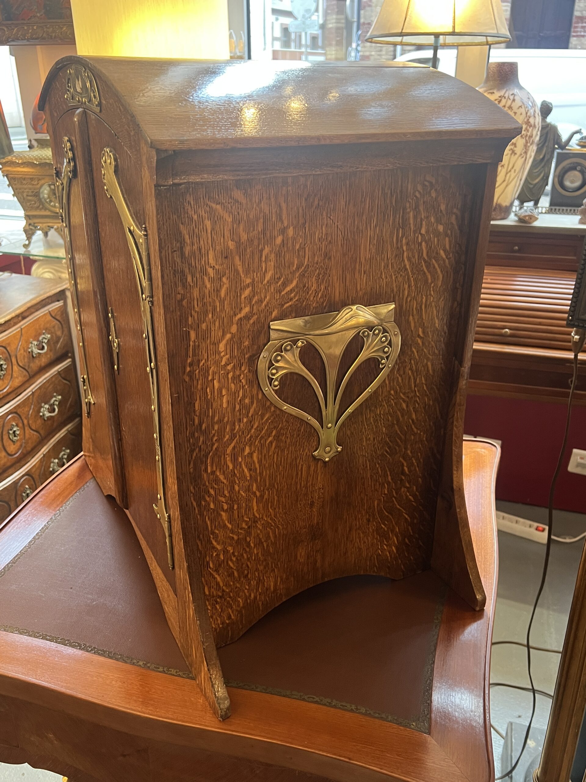 Armoirette, argentier, en chêne et ornements en bronze dorés, époque art nouveau, vers 1900