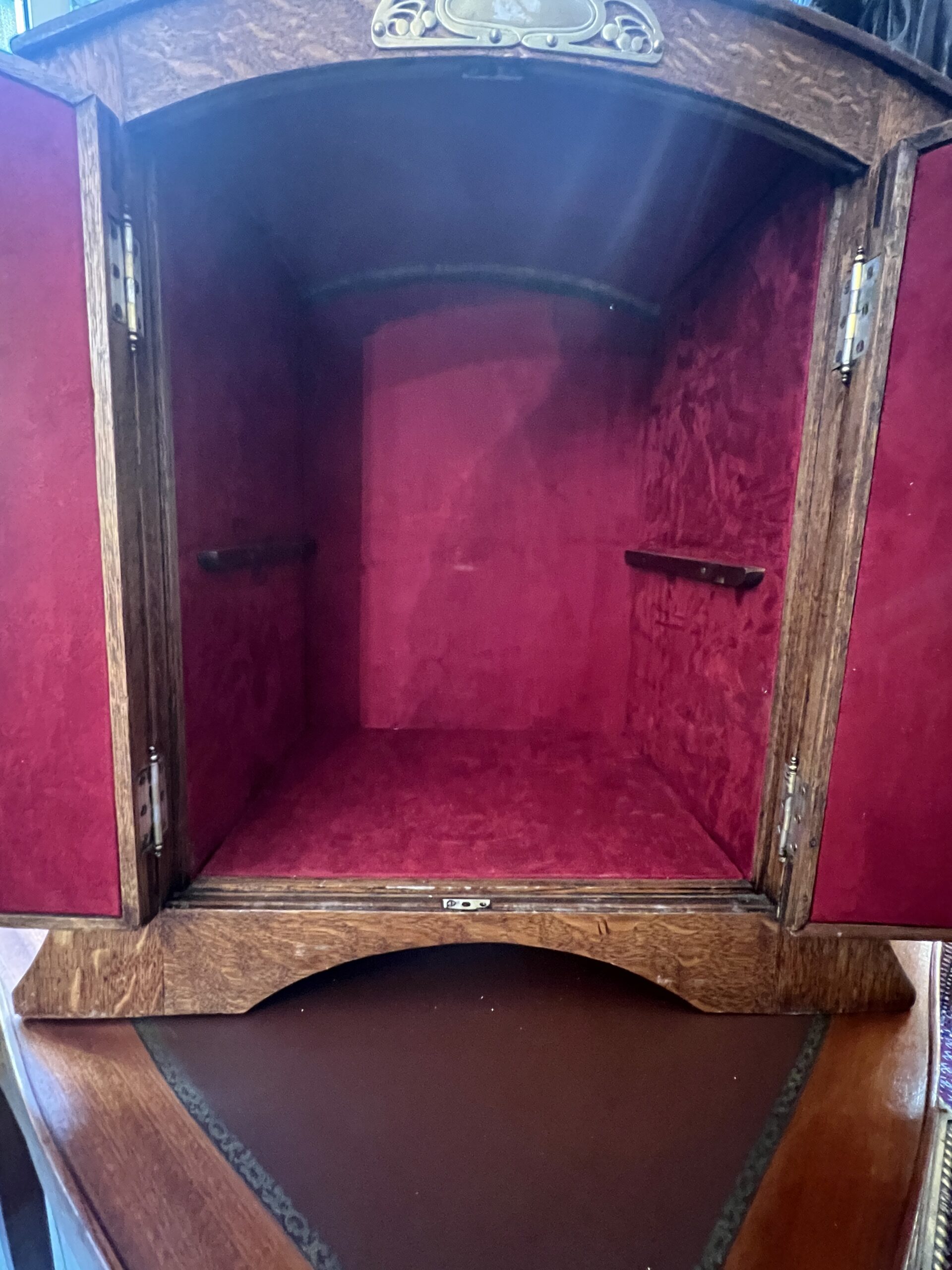 Armoirette, argentier, en chêne et ornements en bronze dorés, époque art nouveau, vers 1900