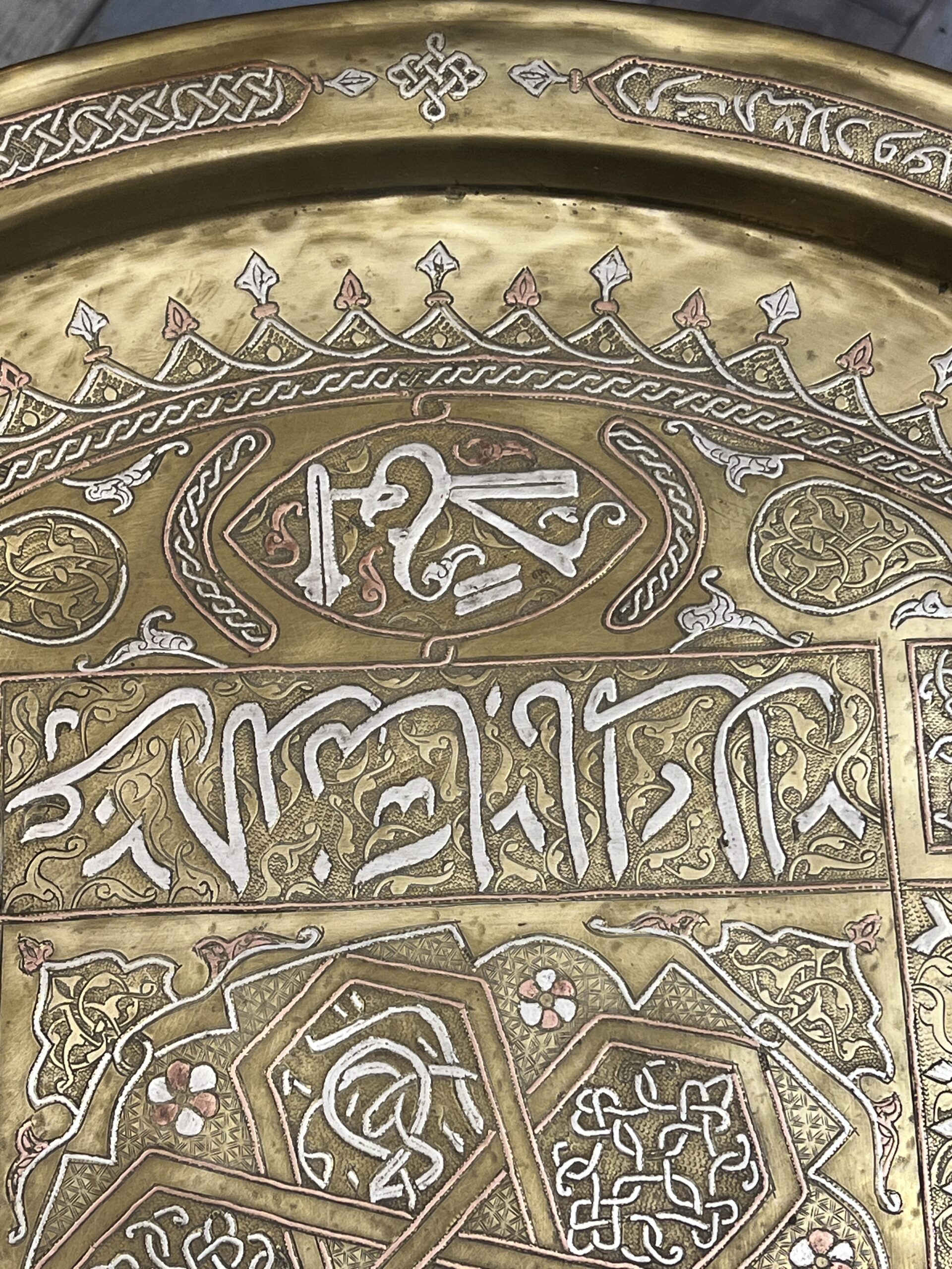 Plateau de cérémonie orientale de grande qualité en cuivre et argent, XIXe siècle, Iran Syrie