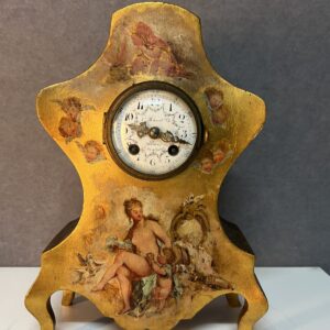 Pendule vernis Martin, cartel de table en bois doré à décor romantique et ange, XIXe Marant Fils à Paris, H 28.5 cm