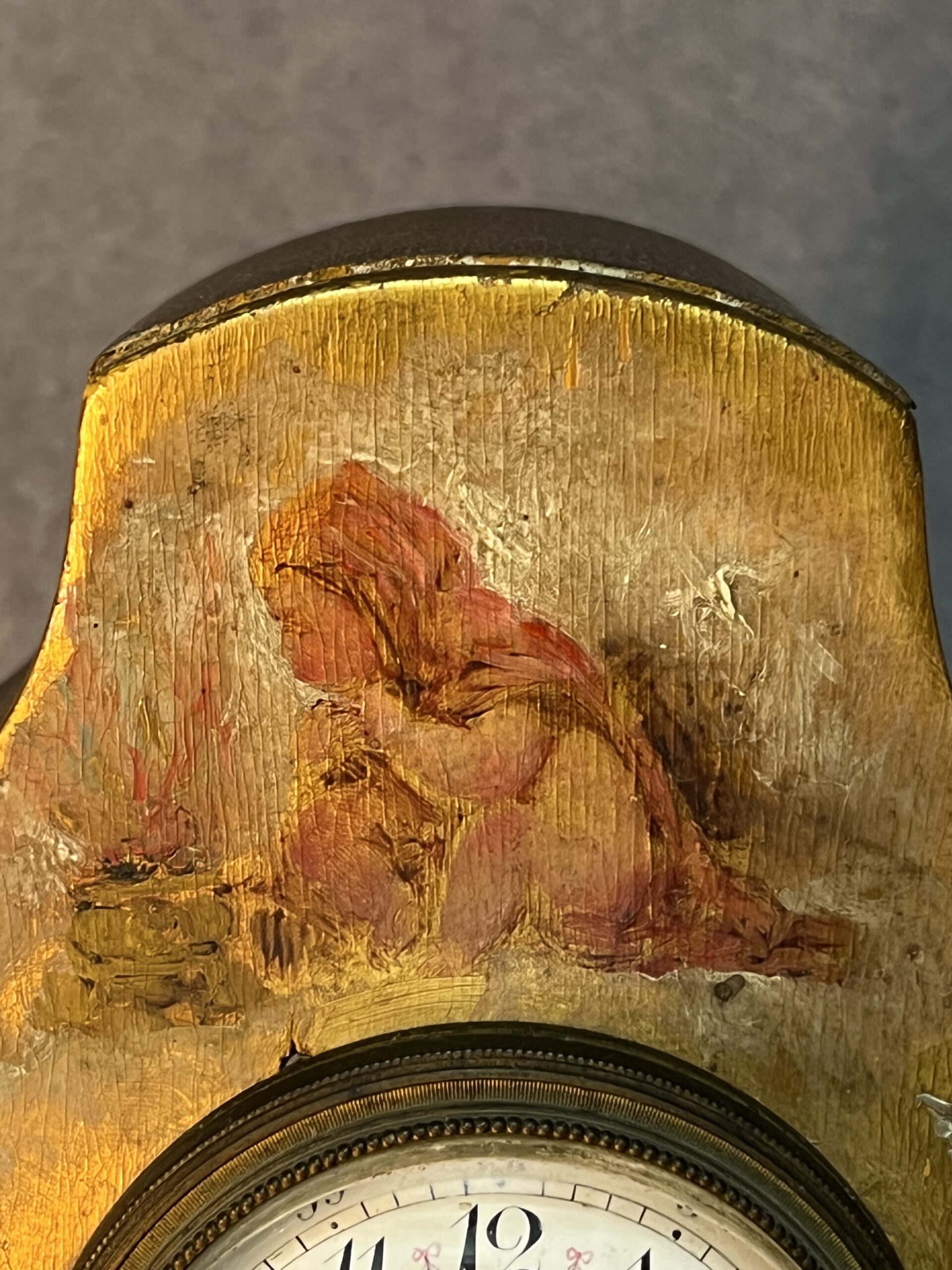 Pendule vernis Martin, cartel de table en bois doré à décor romantique et ange, XIXe Marant Fils à Paris, H 28.5 cm