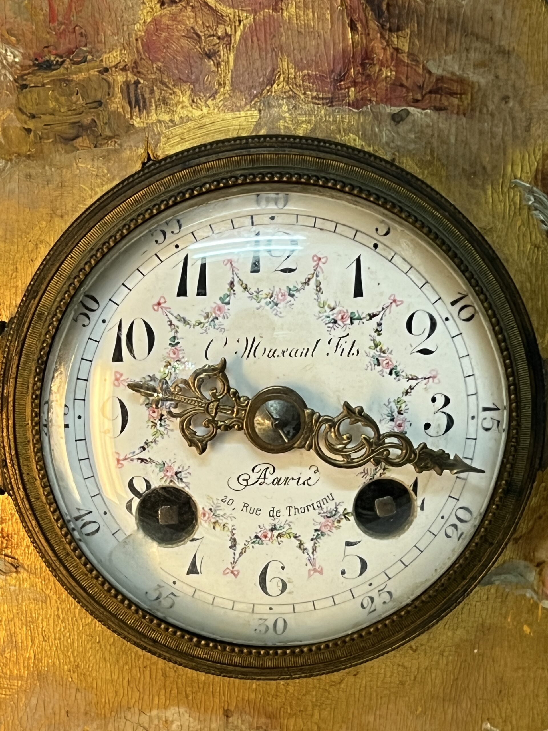 Pendule vernis Martin, cartel de table en bois doré à décor romantique et ange, XIXe Marant Fils à Paris, H 28.5 cm