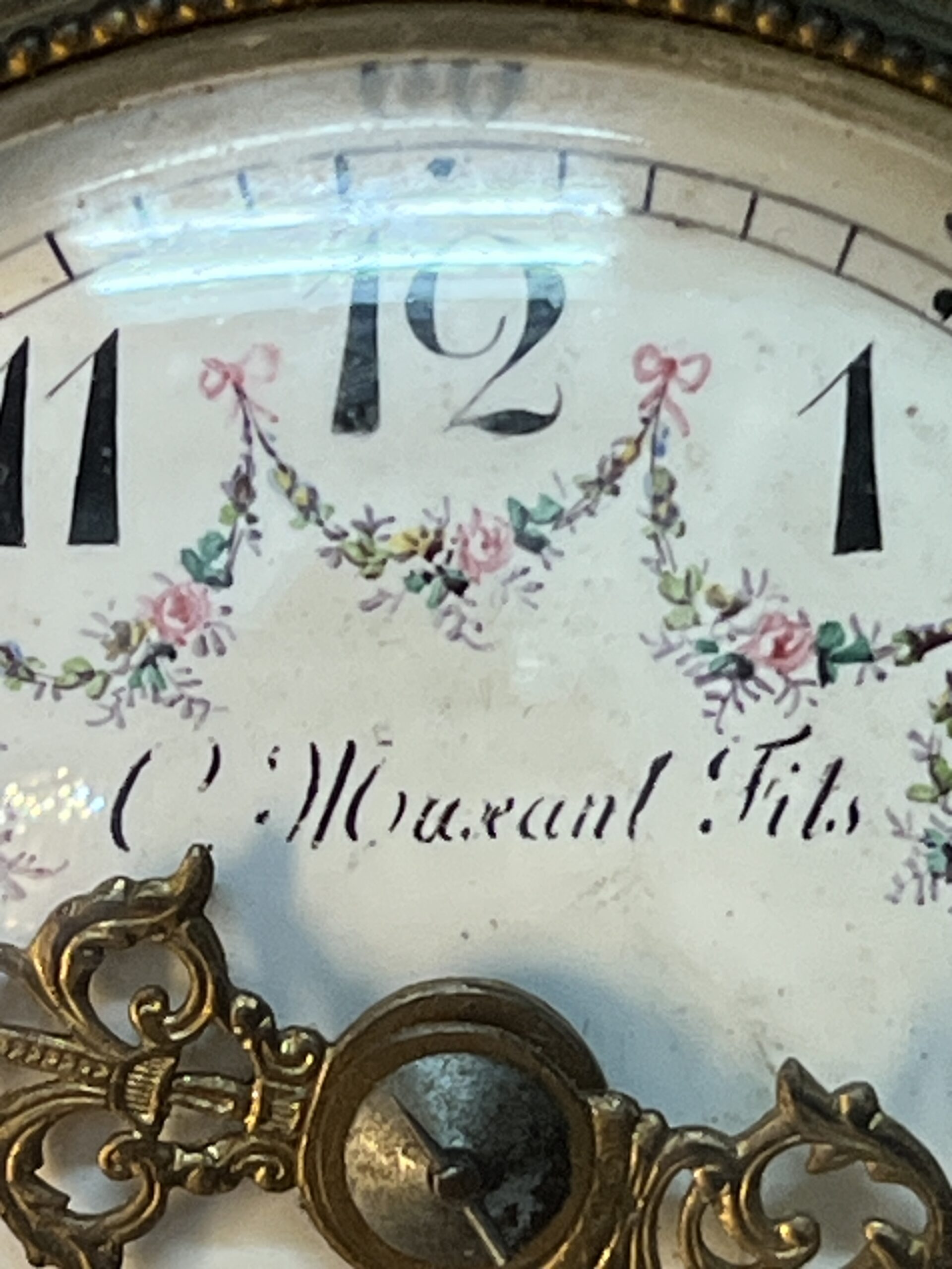 Pendule vernis Martin, cartel de table en bois doré à décor romantique et ange, XIXe Marant Fils à Paris, H 28.5 cm