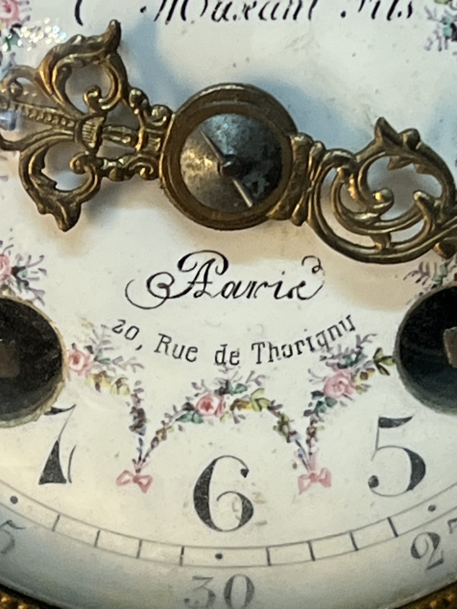 Pendule vernis Martin, cartel de table en bois doré à décor romantique et ange, XIXe Marant Fils à Paris, H 28.5 cm