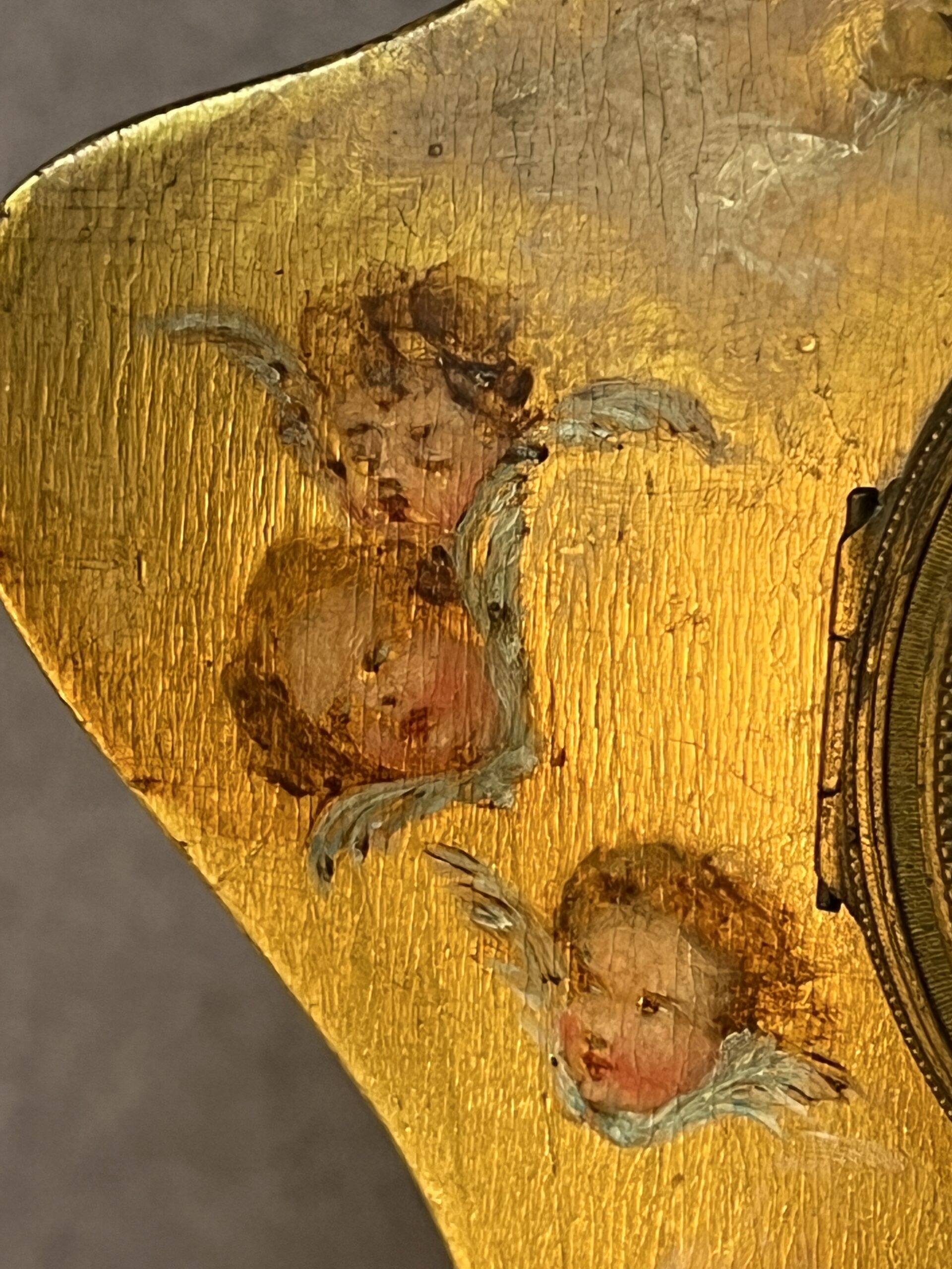 Pendule vernis Martin, cartel de table en bois doré à décor romantique et ange, XIXe Marant Fils à Paris, H 28.5 cm