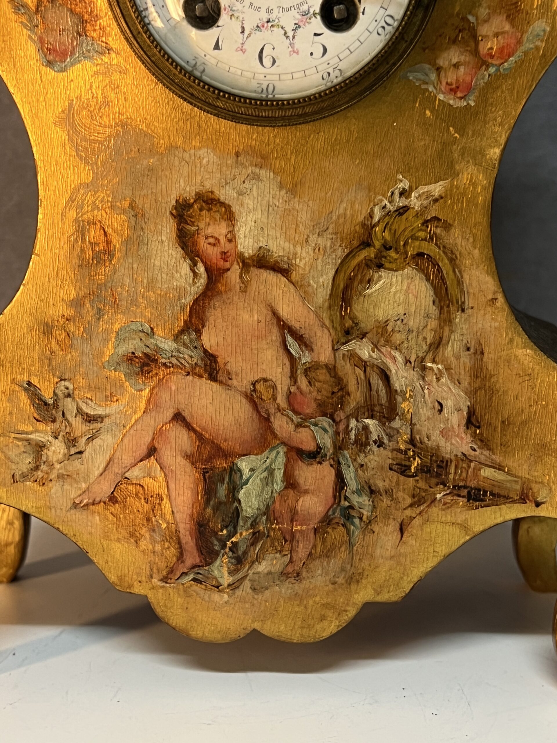 Pendule vernis Martin, cartel de table en bois doré à décor romantique et ange, XIXe Marant Fils à Paris, H 28.5 cm