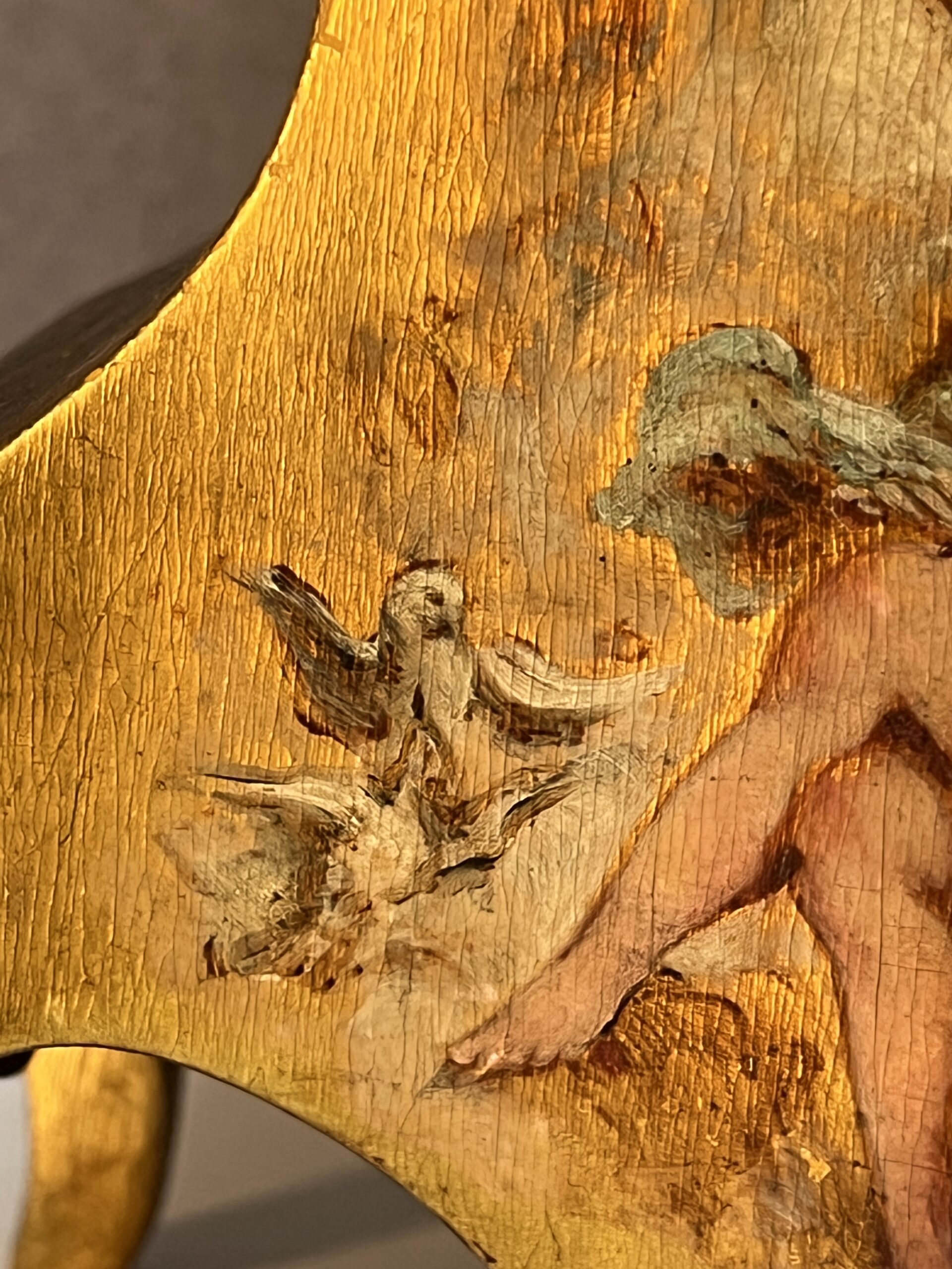 Pendule vernis Martin, cartel de table en bois doré à décor romantique et ange, XIXe Marant Fils à Paris, H 28.5 cm