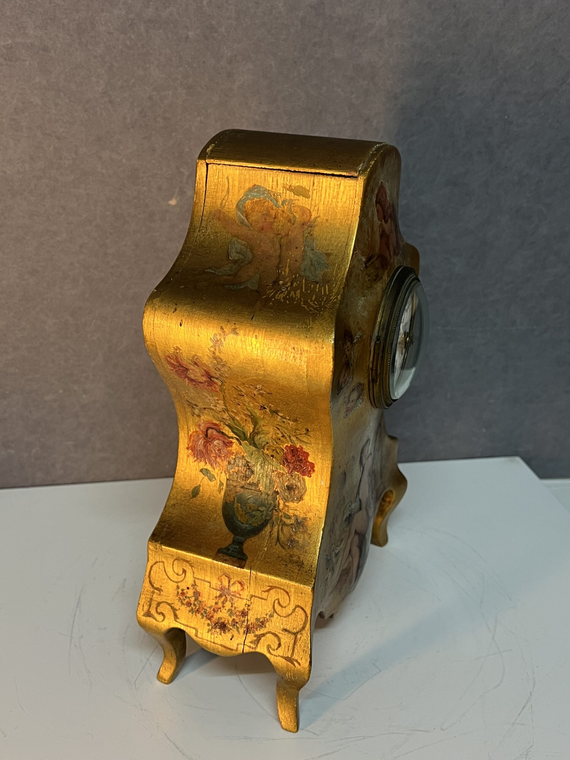 Pendule vernis Martin, cartel de table en bois doré à décor romantique et ange, XIXe Marant Fils à Paris, H 28.5 cm