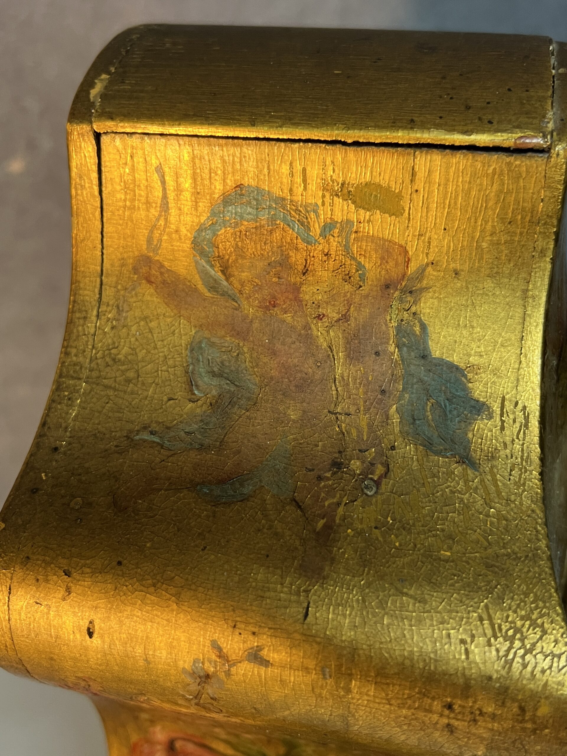 Pendule vernis Martin, cartel de table en bois doré à décor romantique et ange, XIXe Marant Fils à Paris, H 28.5 cm