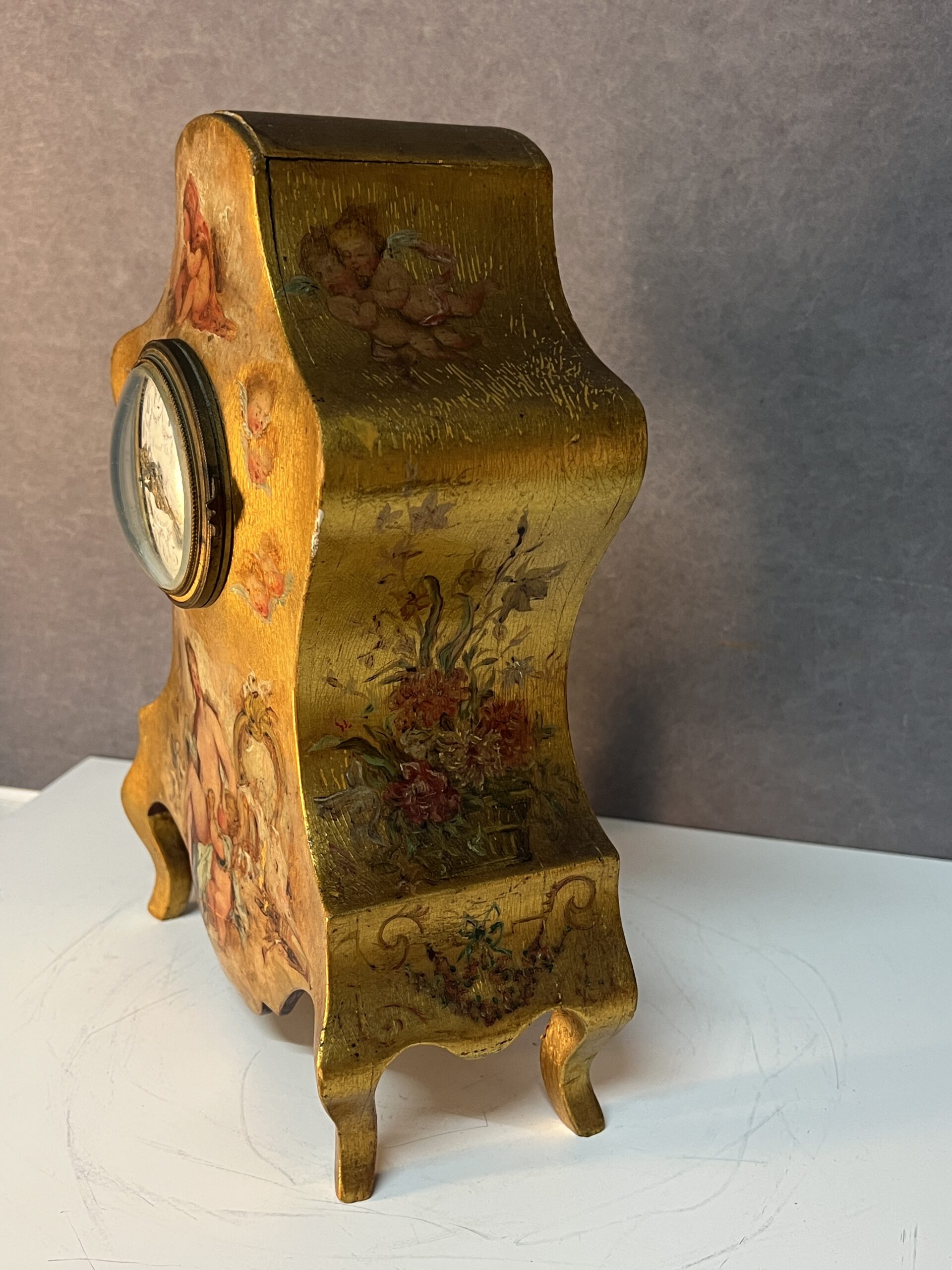 Pendule vernis Martin, cartel de table en bois doré à décor romantique et ange, XIXe Marant Fils à Paris, H 28.5 cm