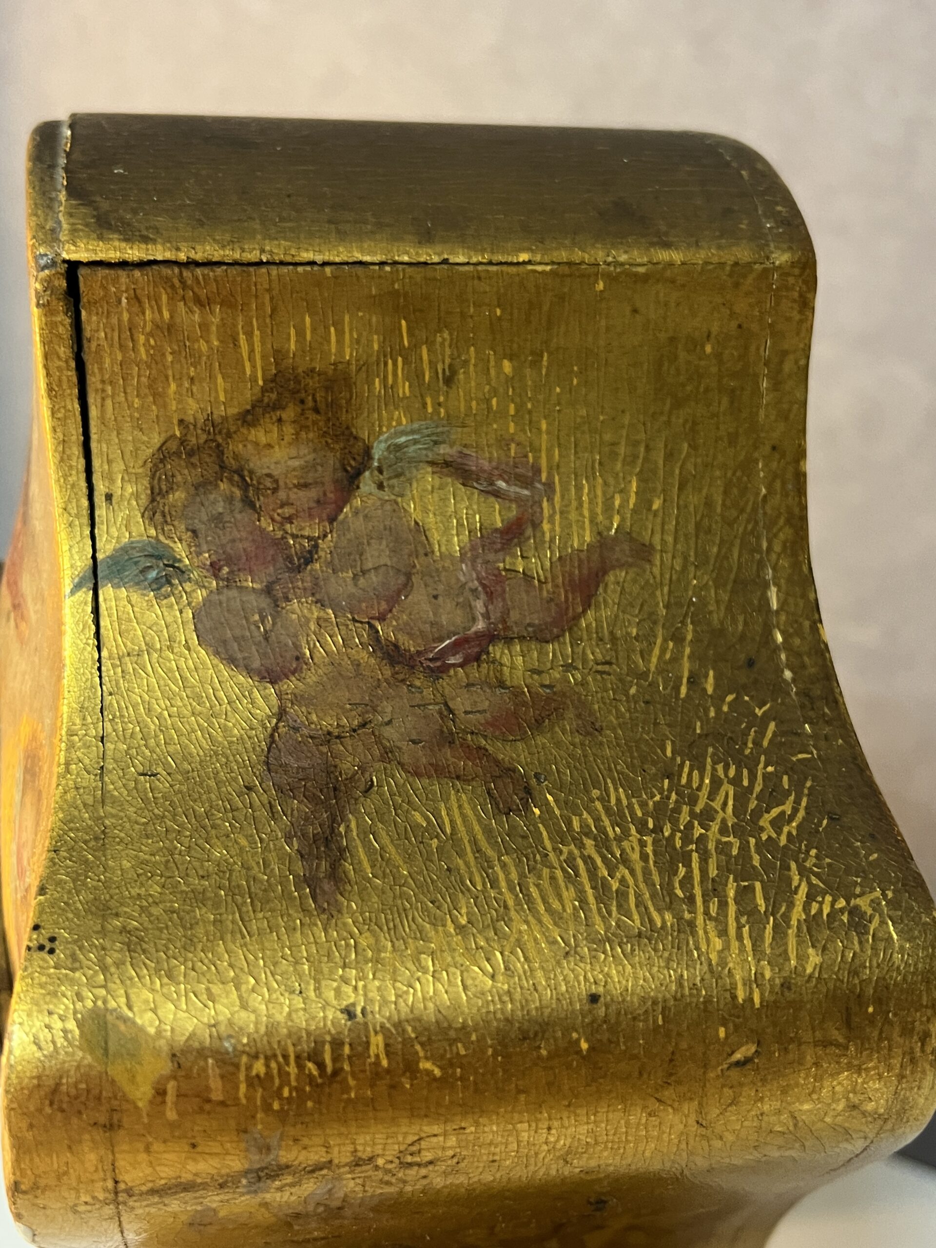 Pendule vernis Martin, cartel de table en bois doré à décor romantique et ange, XIXe Marant Fils à Paris, H 28.5 cm