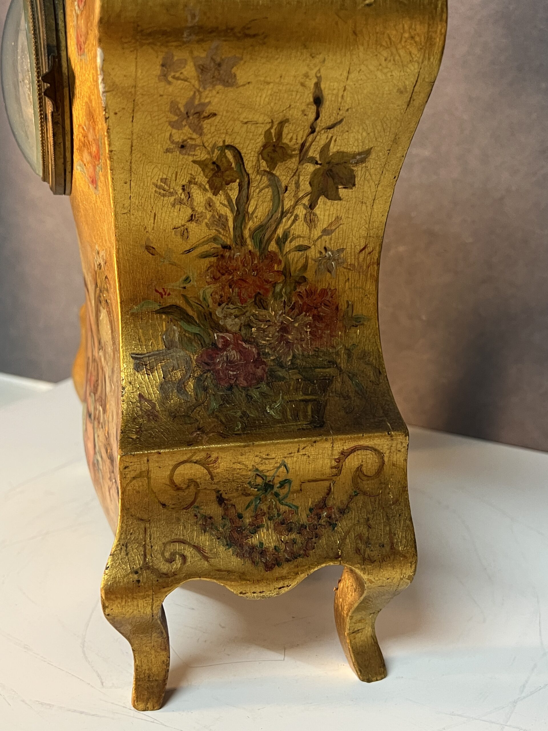 Pendule vernis Martin, cartel de table en bois doré à décor romantique et ange, XIXe Marant Fils à Paris, H 28.5 cm