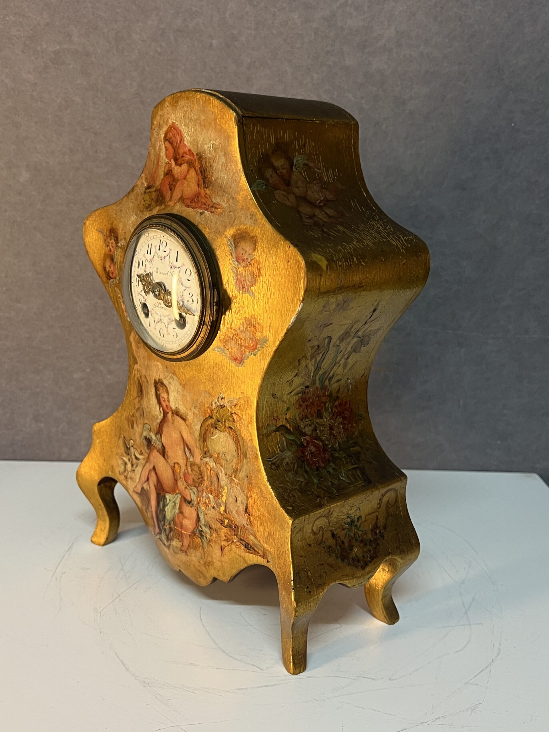 Pendule vernis Martin, cartel de table en bois doré à décor romantique et ange, XIXe Marant Fils à Paris, H 28.5 cm