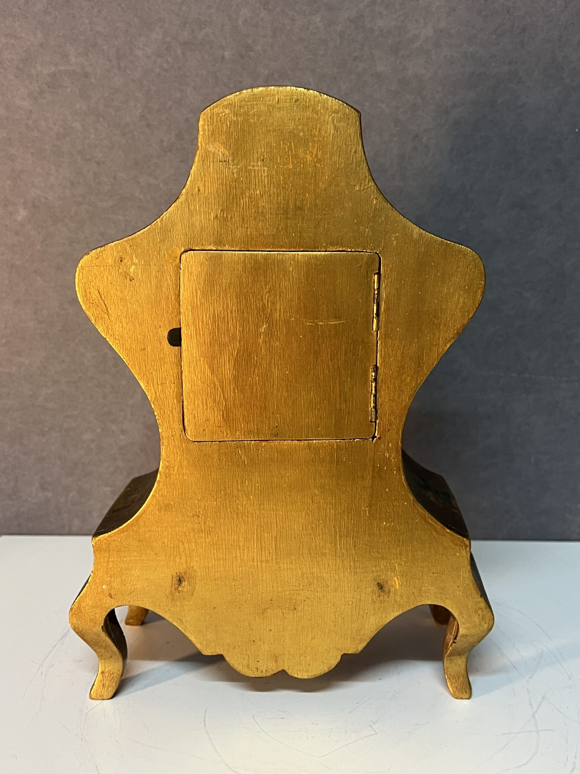 Pendule vernis Martin, cartel de table en bois doré à décor romantique et ange, XIXe Marant Fils à Paris, H 28.5 cm