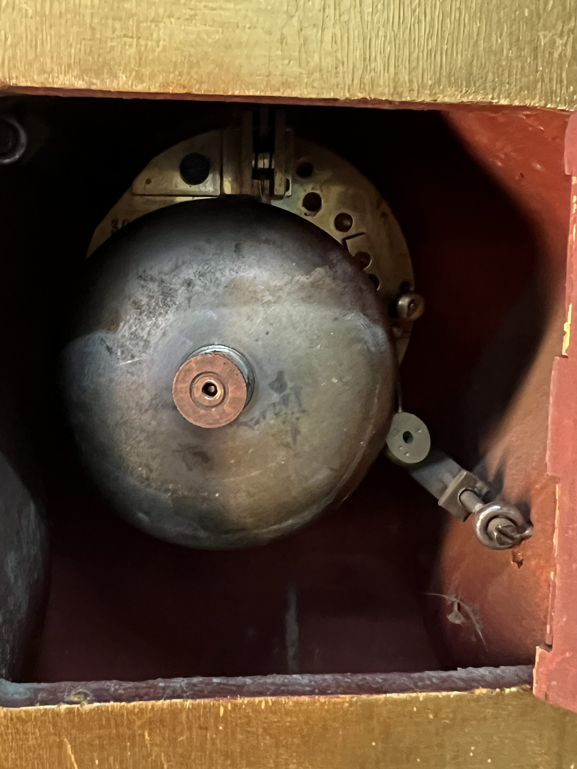 Pendule vernis Martin, cartel de table en bois doré à décor romantique et ange, XIXe Marant Fils à Paris, H 28.5 cm