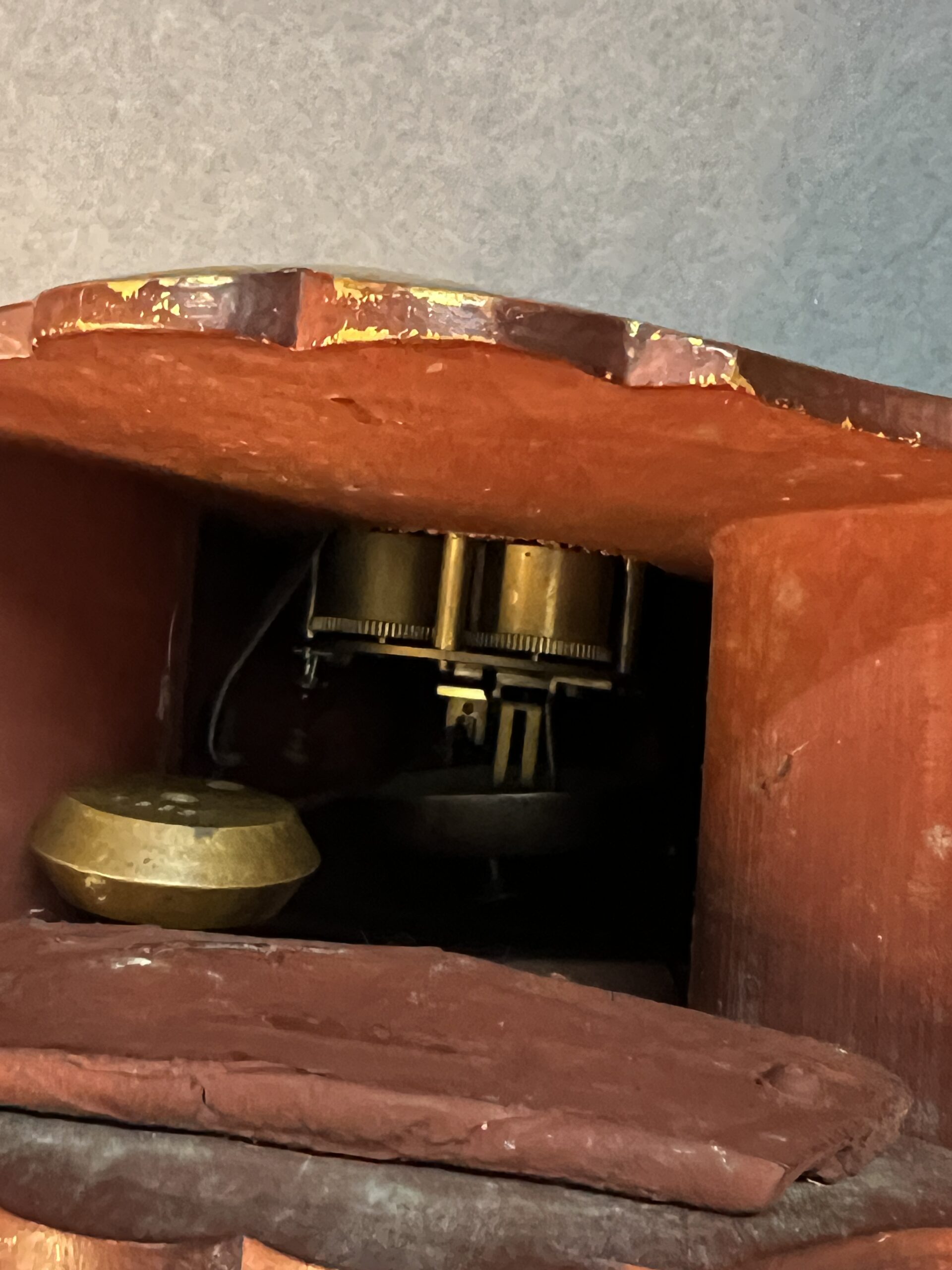 Pendule vernis Martin, cartel de table en bois doré à décor romantique et ange, XIXe Marant Fils à Paris, H 28.5 cm