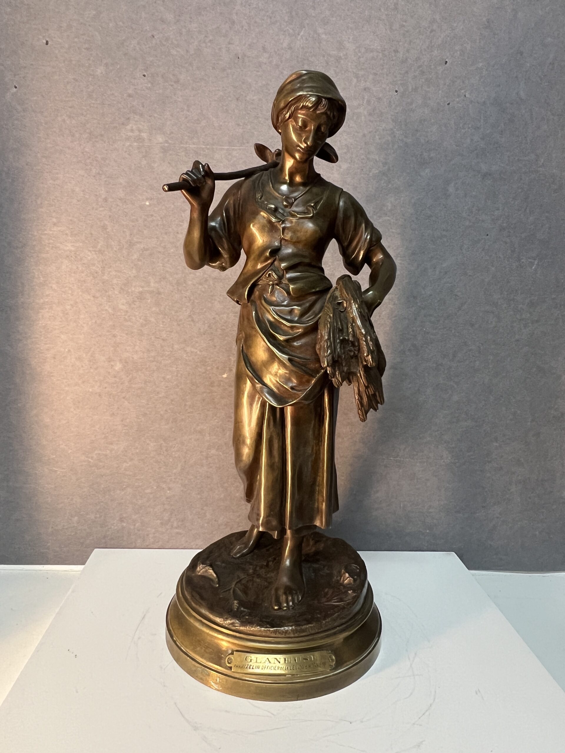 Statue en bronze "Glaneuse" d’Eugène-Antoine AIZELIN (1821-1902). H 49 cm