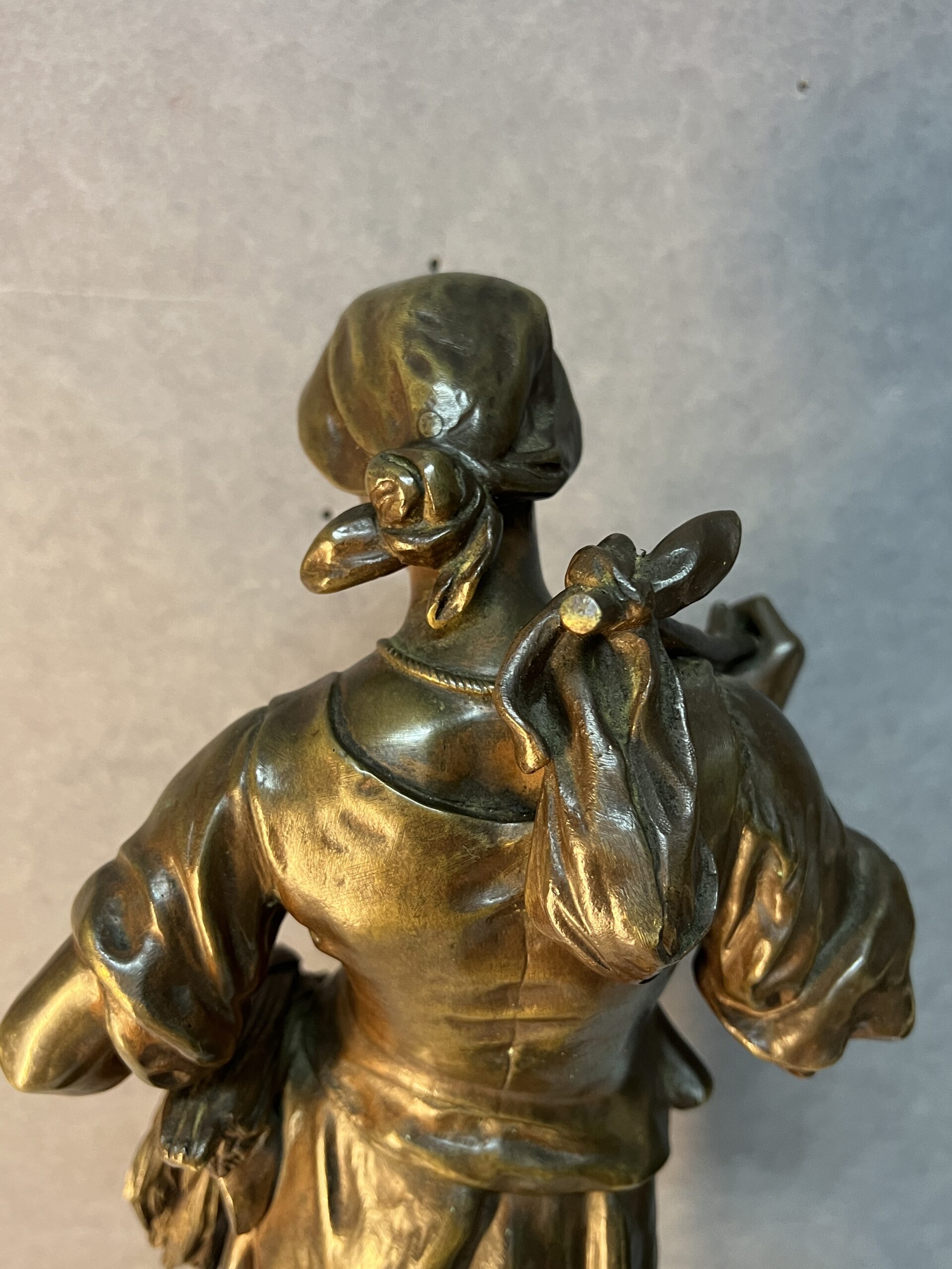 Statue en bronze "Glaneuse" d’Eugène-Antoine AIZELIN (1821-1902). H 49 cm