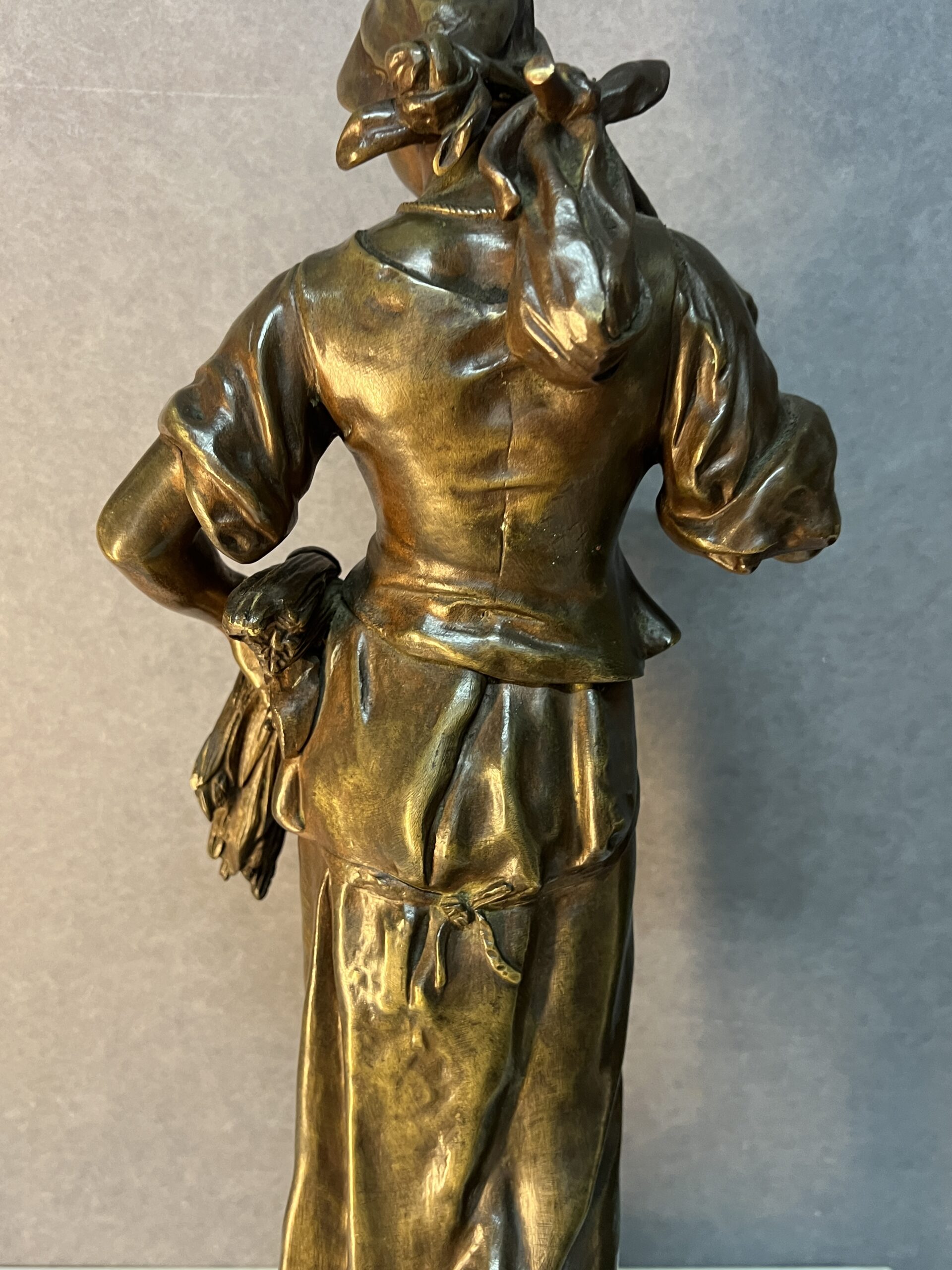 Statue en bronze "Glaneuse" d’Eugène-Antoine AIZELIN (1821-1902). H 49 cm