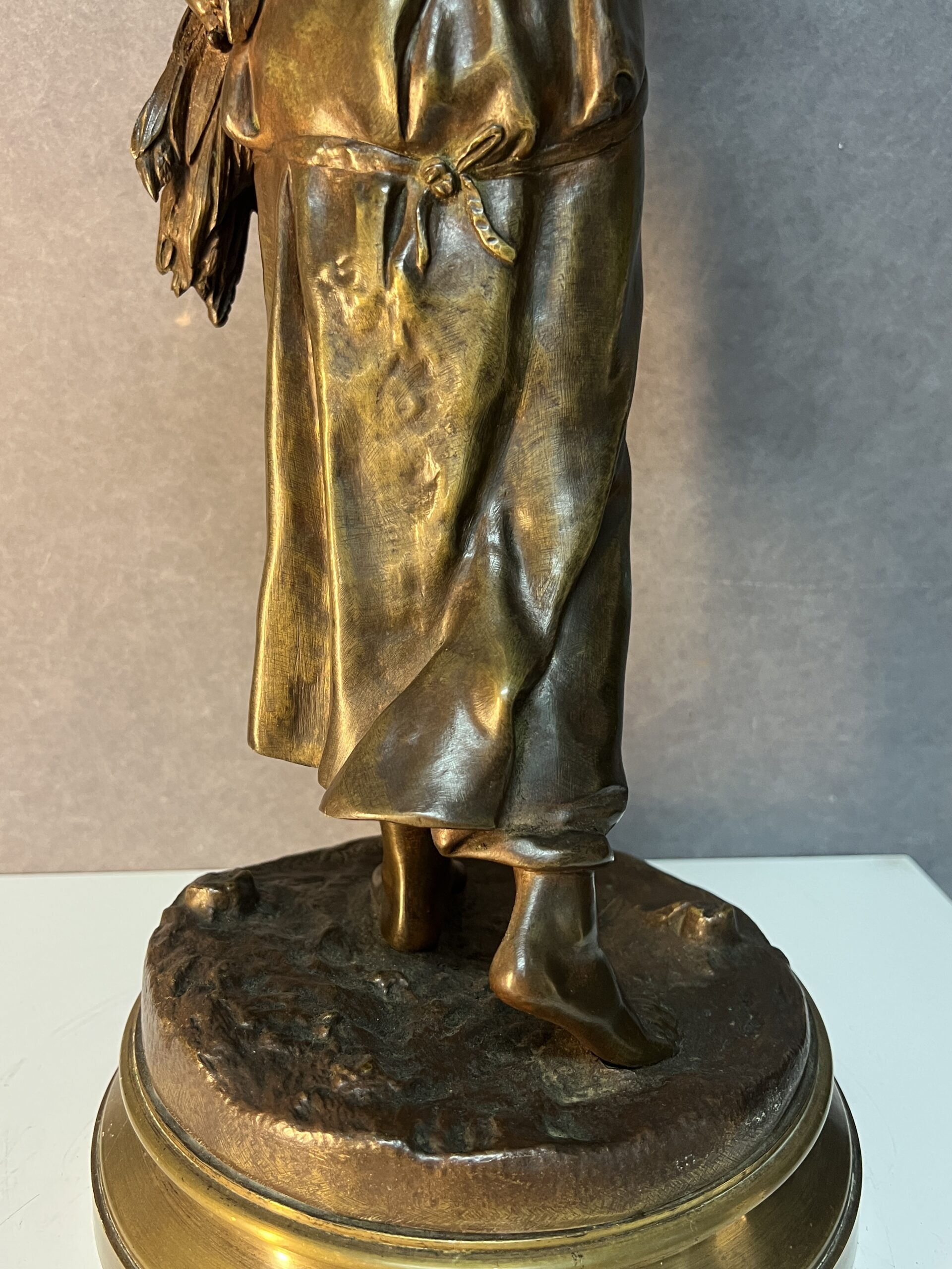 Statue en bronze "Glaneuse" d’Eugène-Antoine AIZELIN (1821-1902). H 49 cm