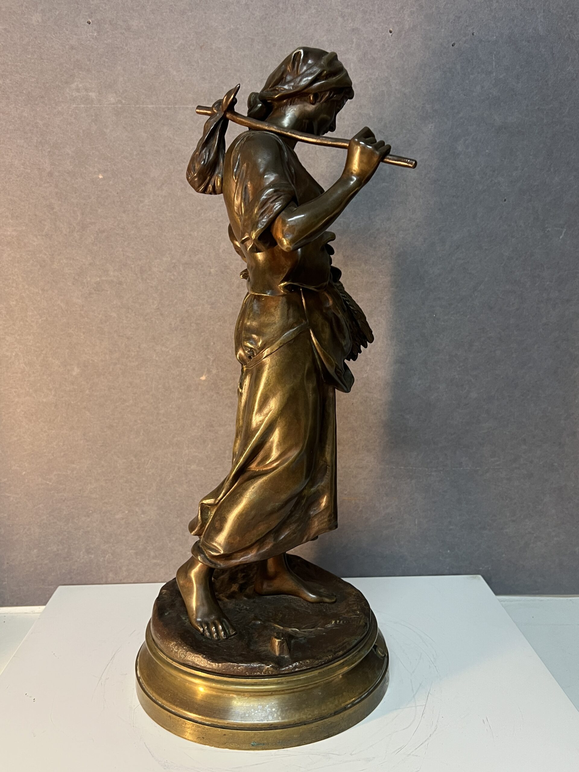 Statue en bronze "Glaneuse" d’Eugène-Antoine AIZELIN (1821-1902). H 49 cm