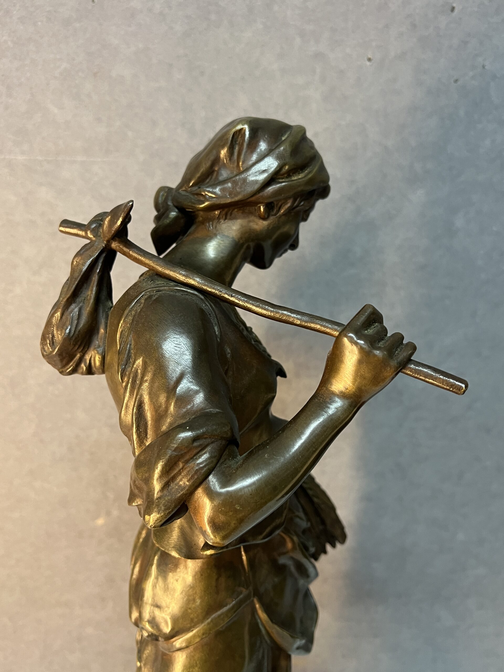 Statue en bronze "Glaneuse" d’Eugène-Antoine AIZELIN (1821-1902). H 49 cm