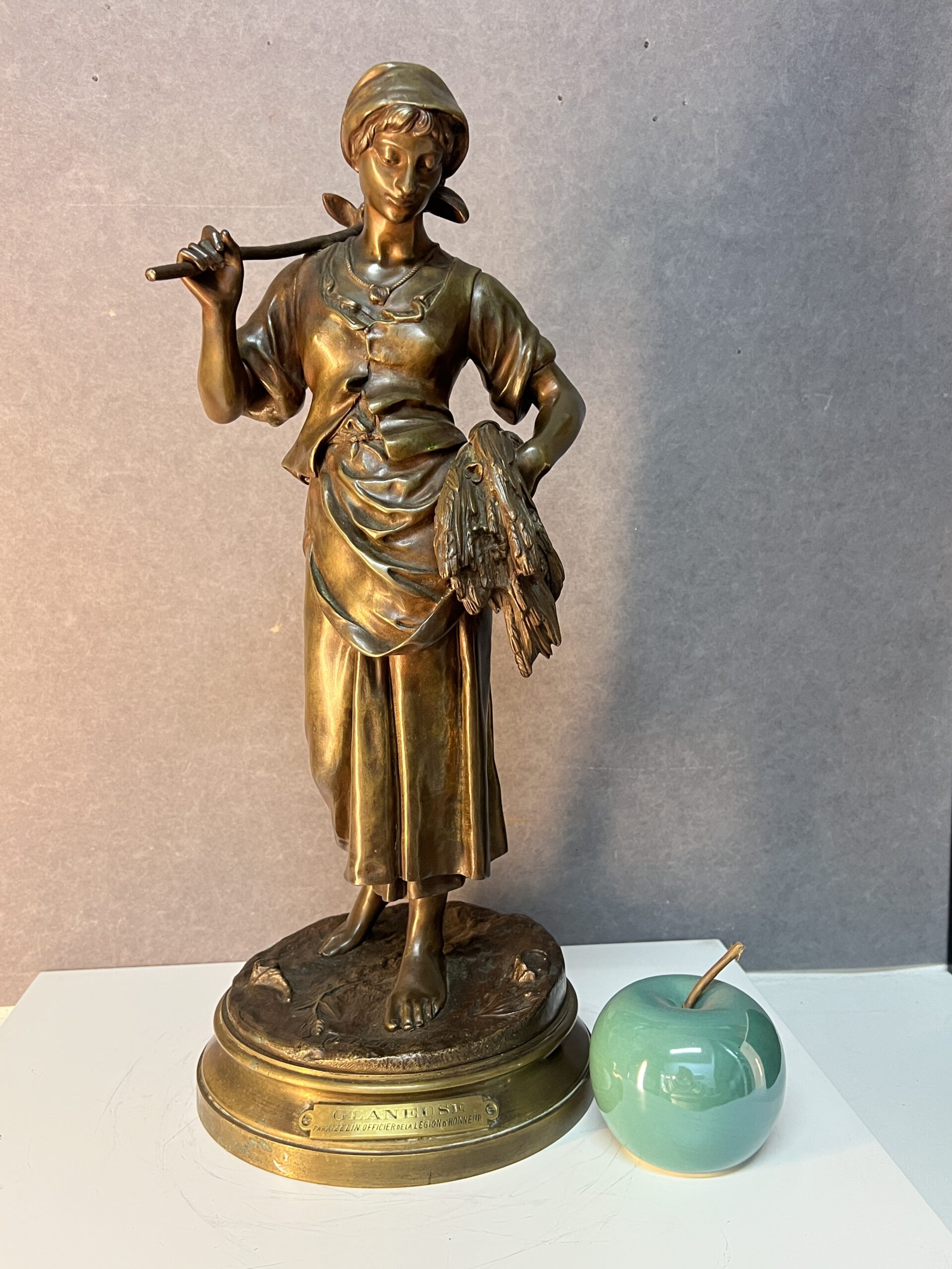 Statue en bronze "Glaneuse" d’Eugène-Antoine AIZELIN (1821-1902). H 49 cm