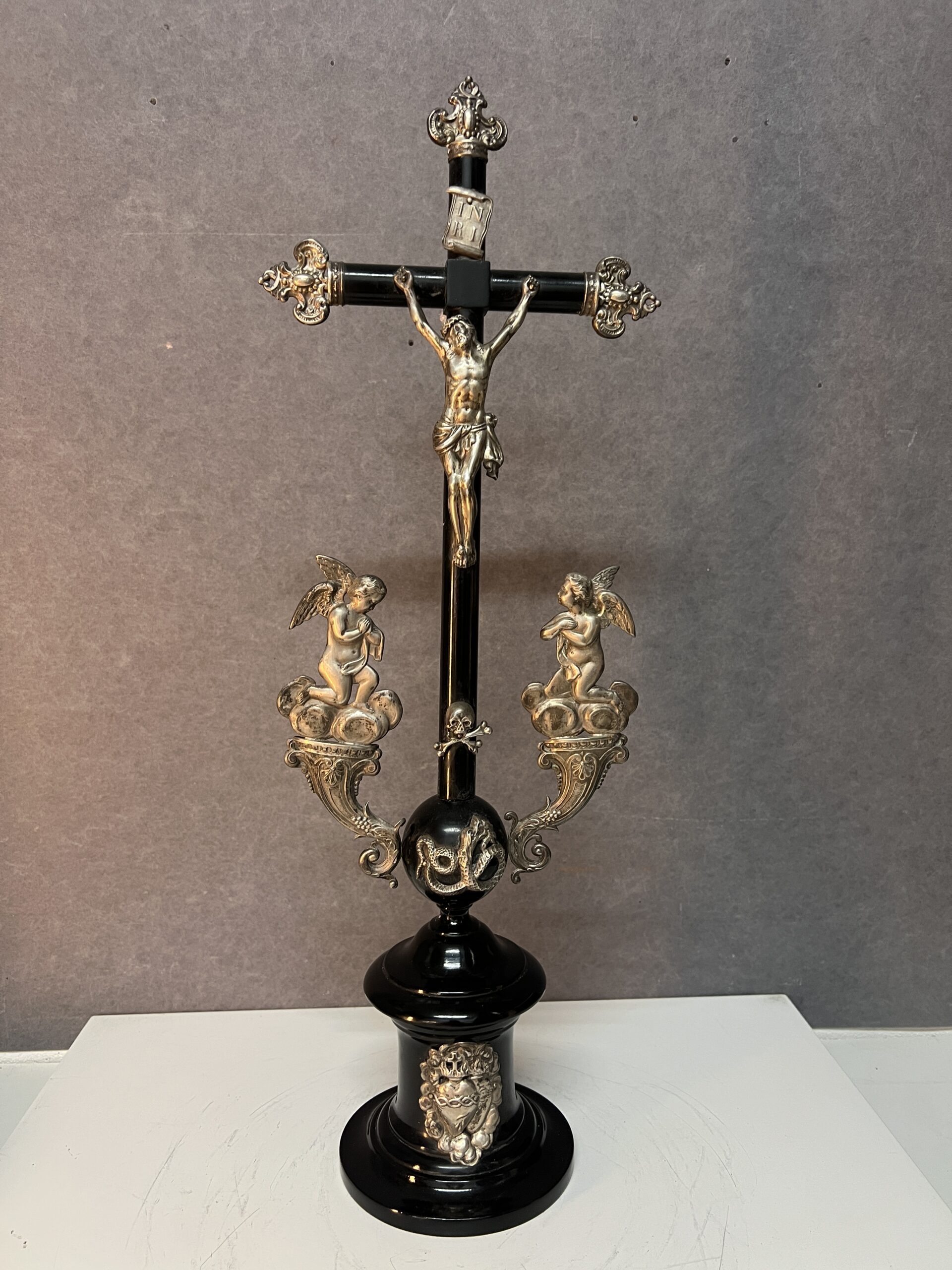 Crucifix en bois noirci et argent massif sous un globe en verre, époque XIXe siècle, H 63 cm