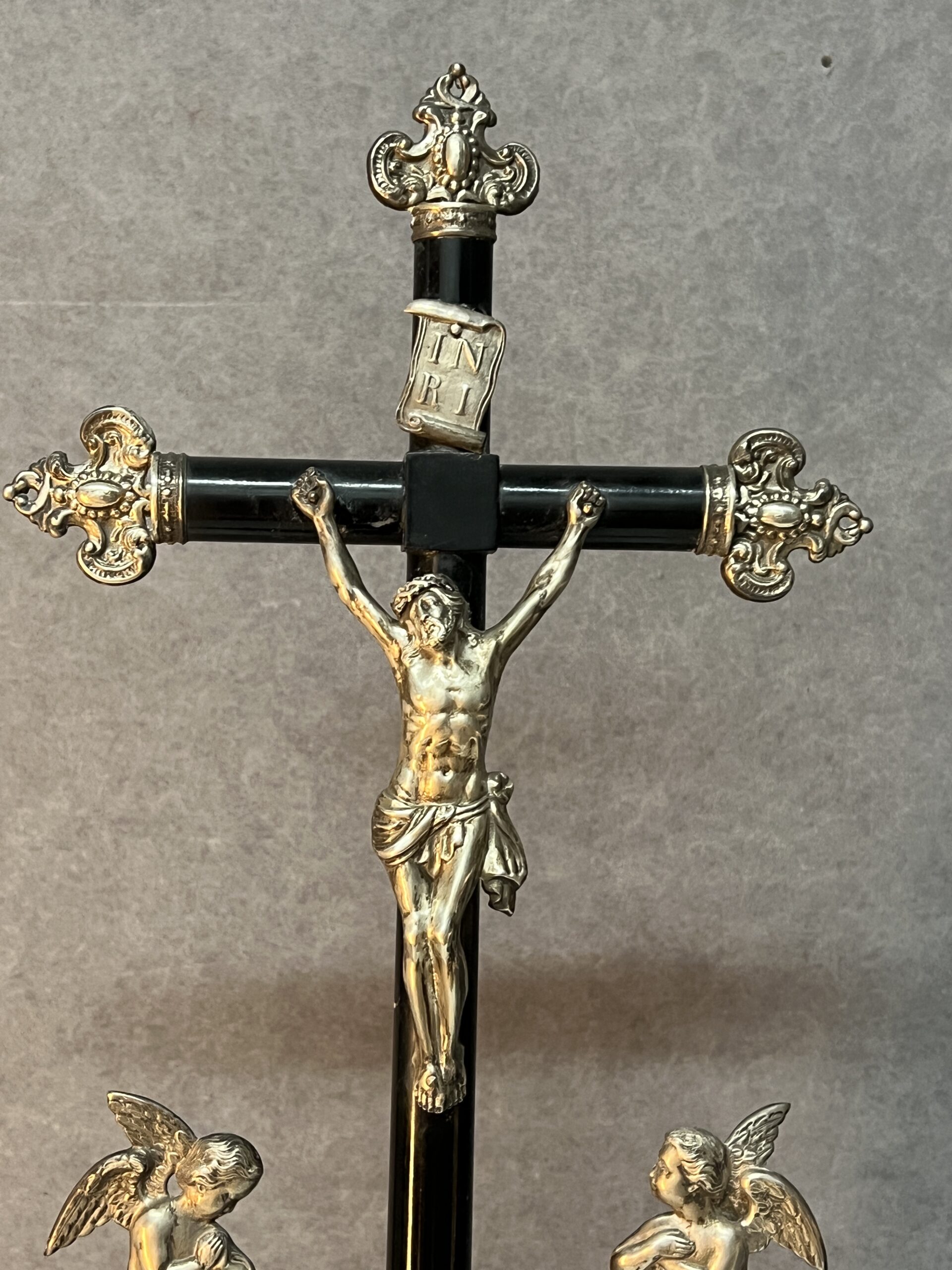 Crucifix en bois noirci et argent massif sous un globe en verre, époque XIXe siècle, H 63 cm