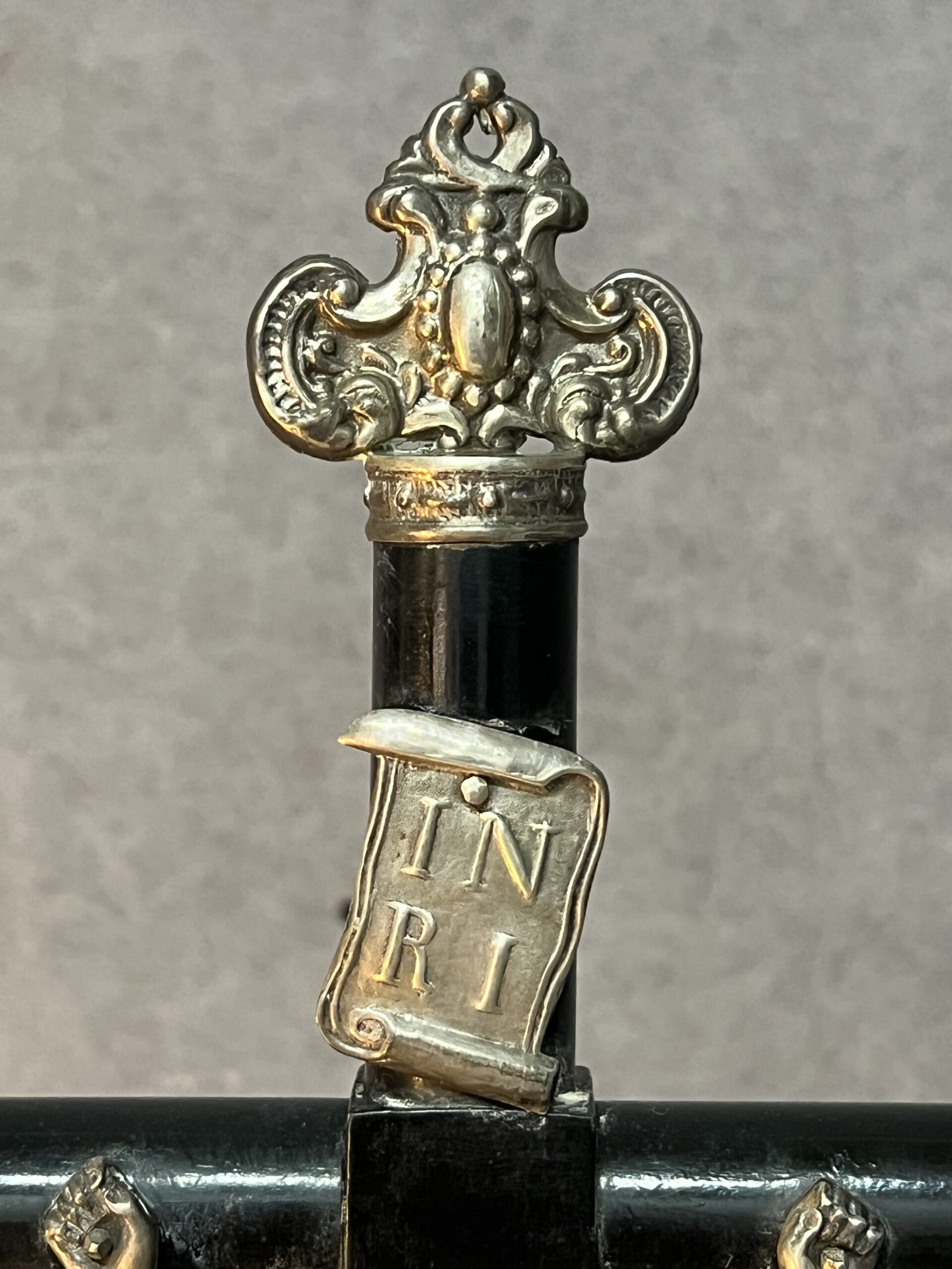 Crucifix en bois noirci et argent massif sous un globe en verre, époque XIXe siècle, H 63 cm