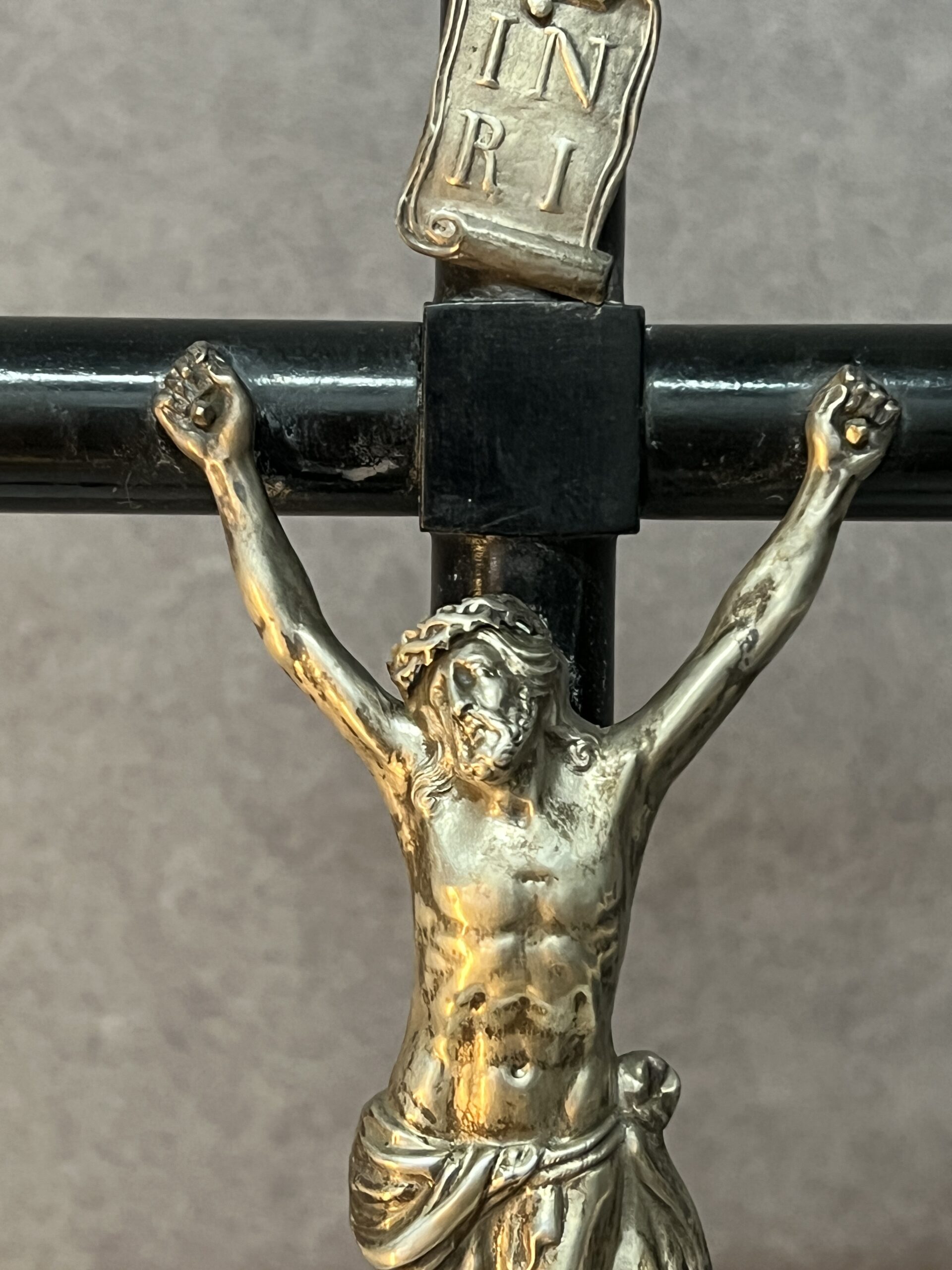 Crucifix en bois noirci et argent massif sous un globe en verre, époque XIXe siècle, H 63 cm