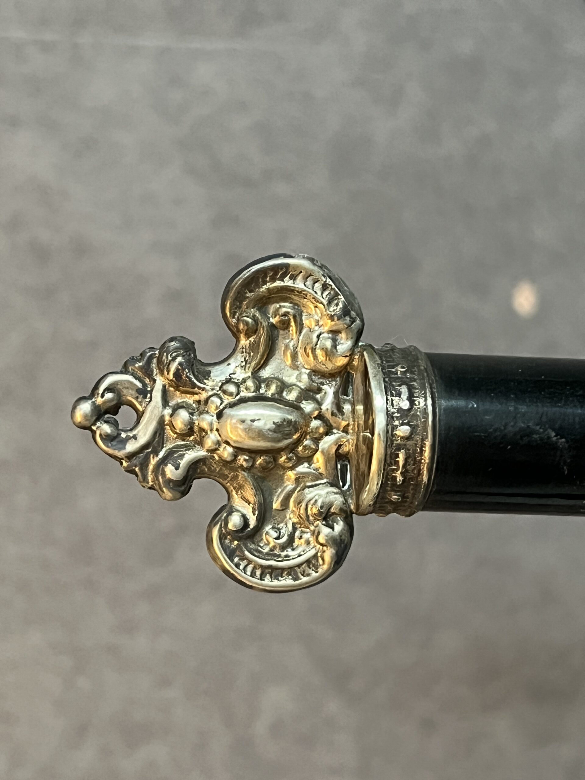 Crucifix en bois noirci et argent massif sous un globe en verre, époque XIXe siècle, H 63 cm