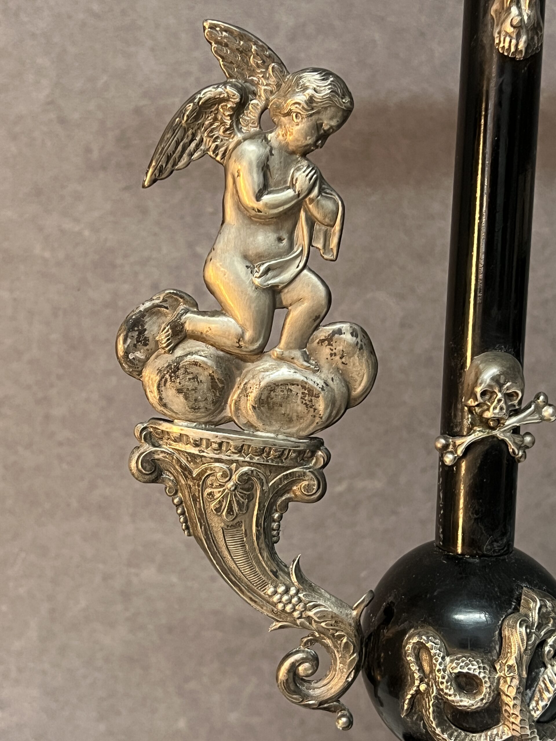 Crucifix en bois noirci et argent massif sous un globe en verre, époque XIXe siècle, H 63 cm