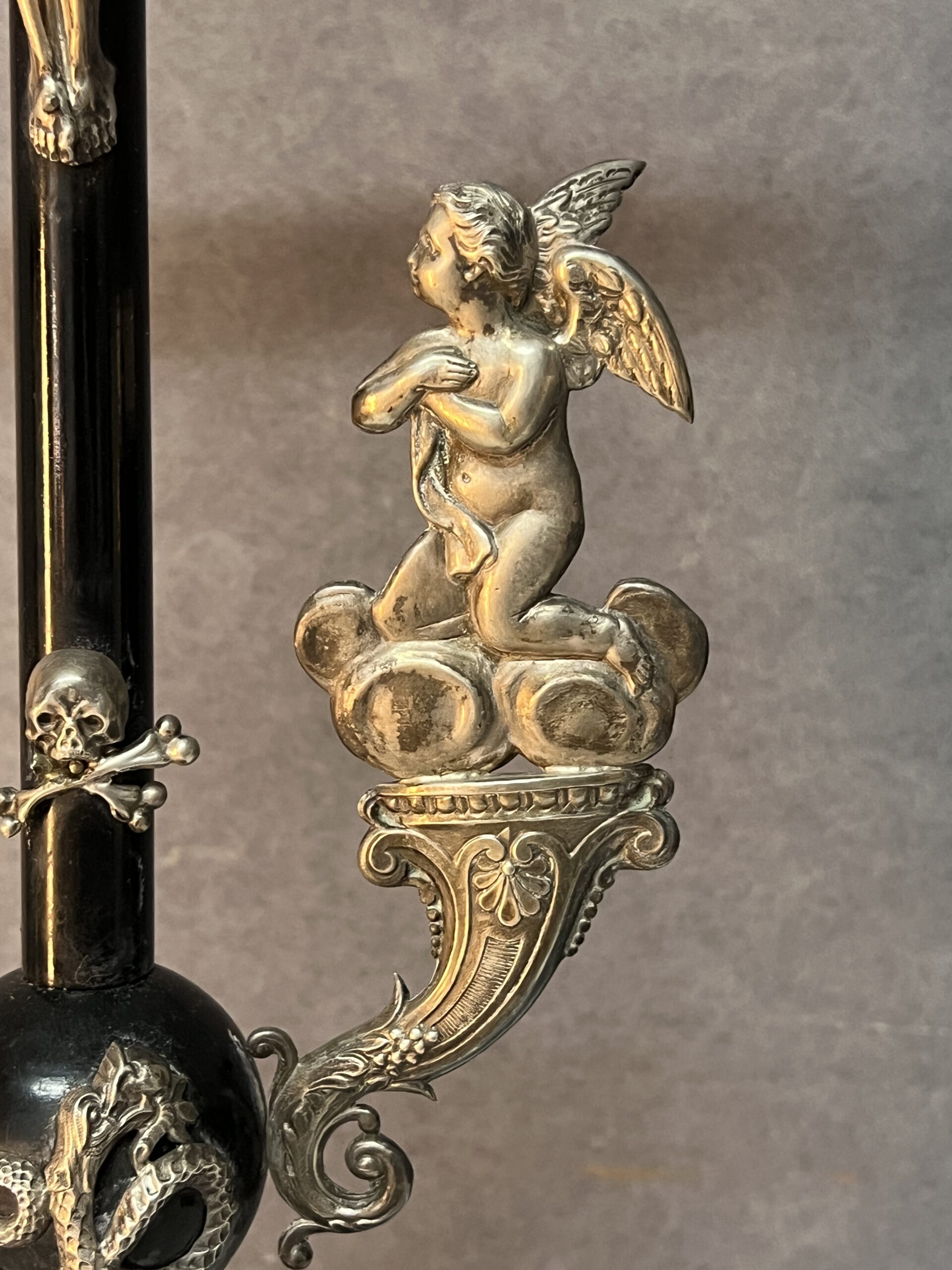 Crucifix en bois noirci et argent massif sous un globe en verre, époque XIXe siècle, H 63 cm