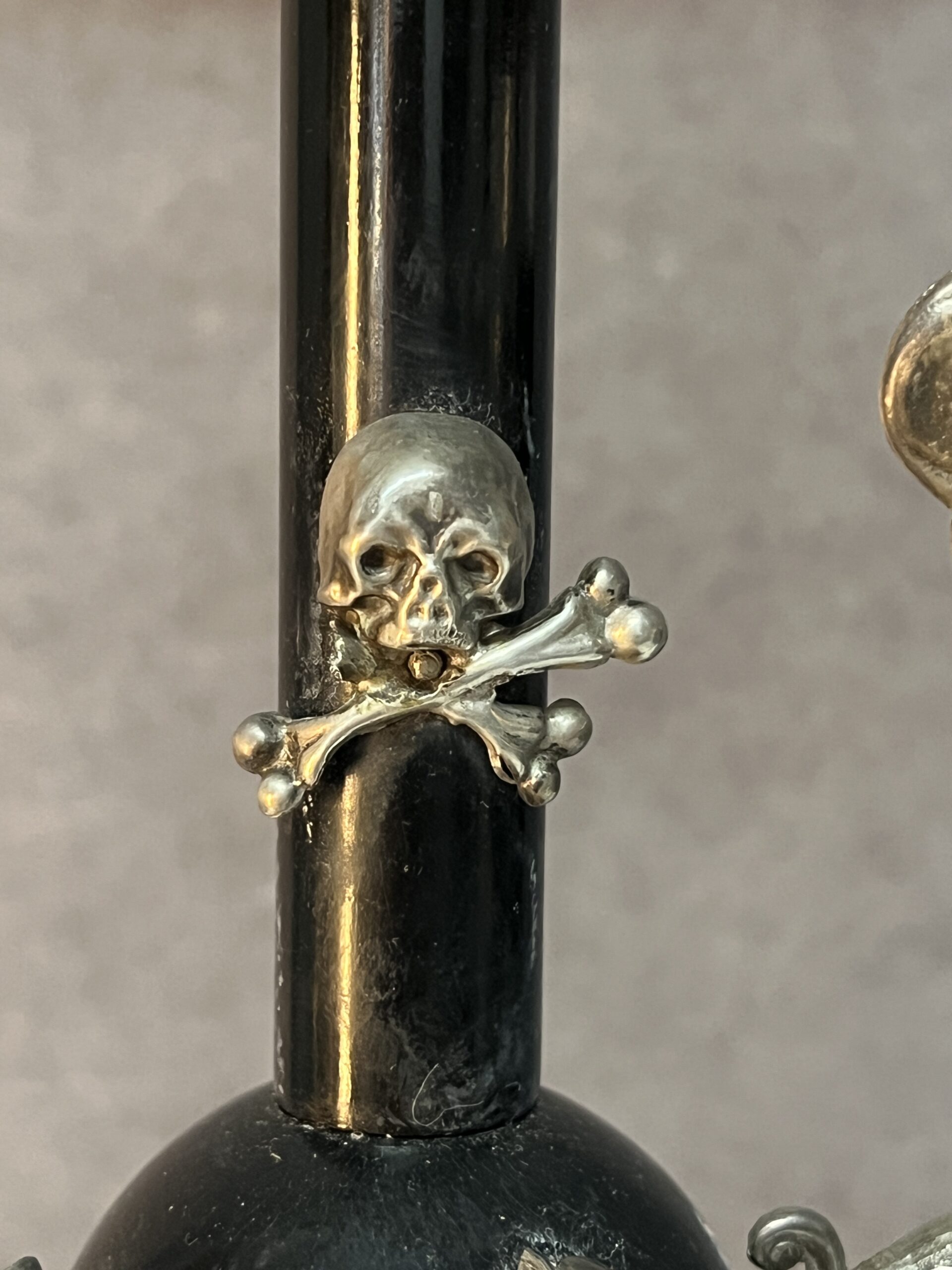 Crucifix en bois noirci et argent massif sous un globe en verre, époque XIXe siècle, H 63 cm