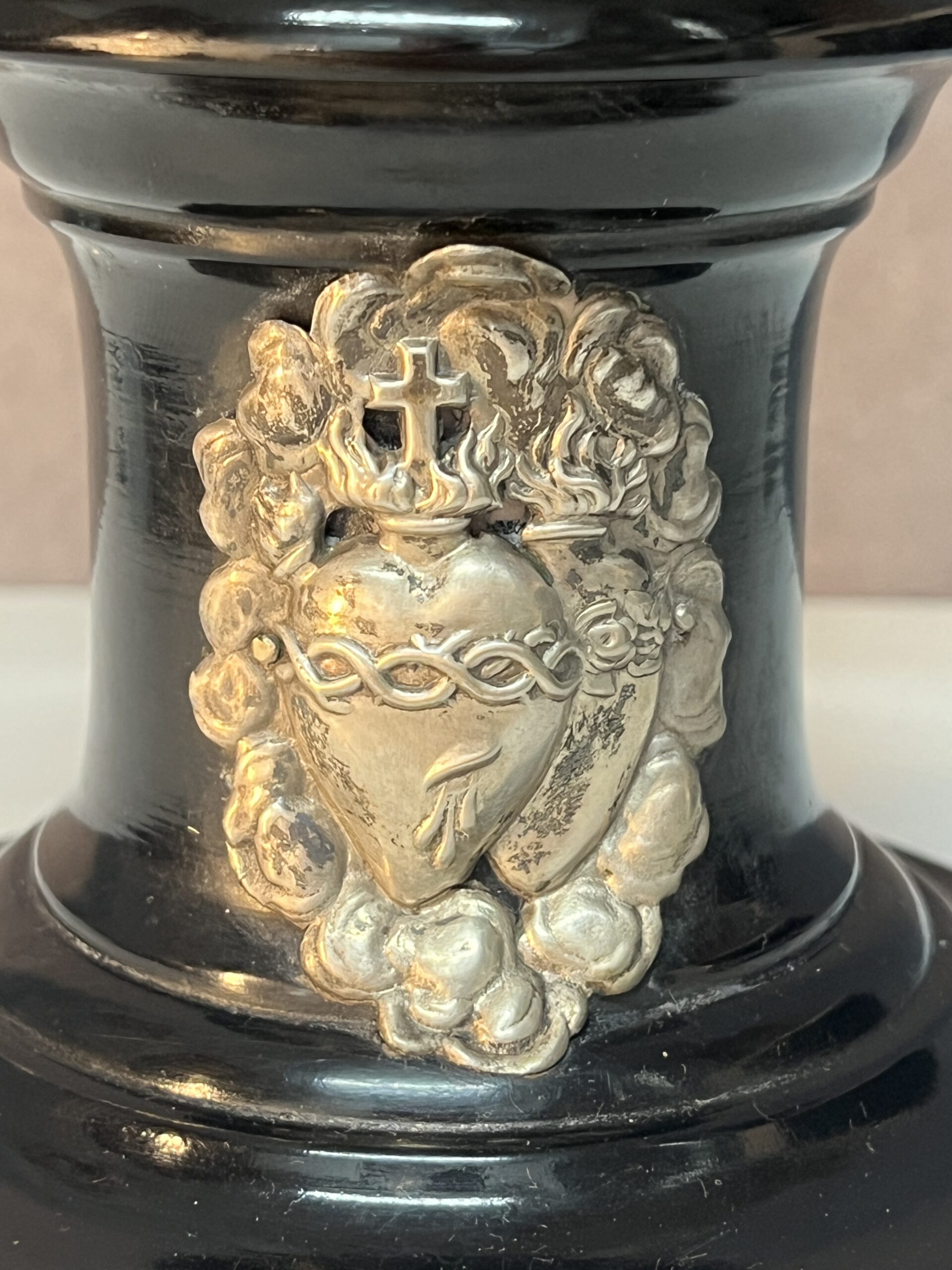 Crucifix en bois noirci et argent massif sous un globe en verre, époque XIXe siècle, H 63 cm