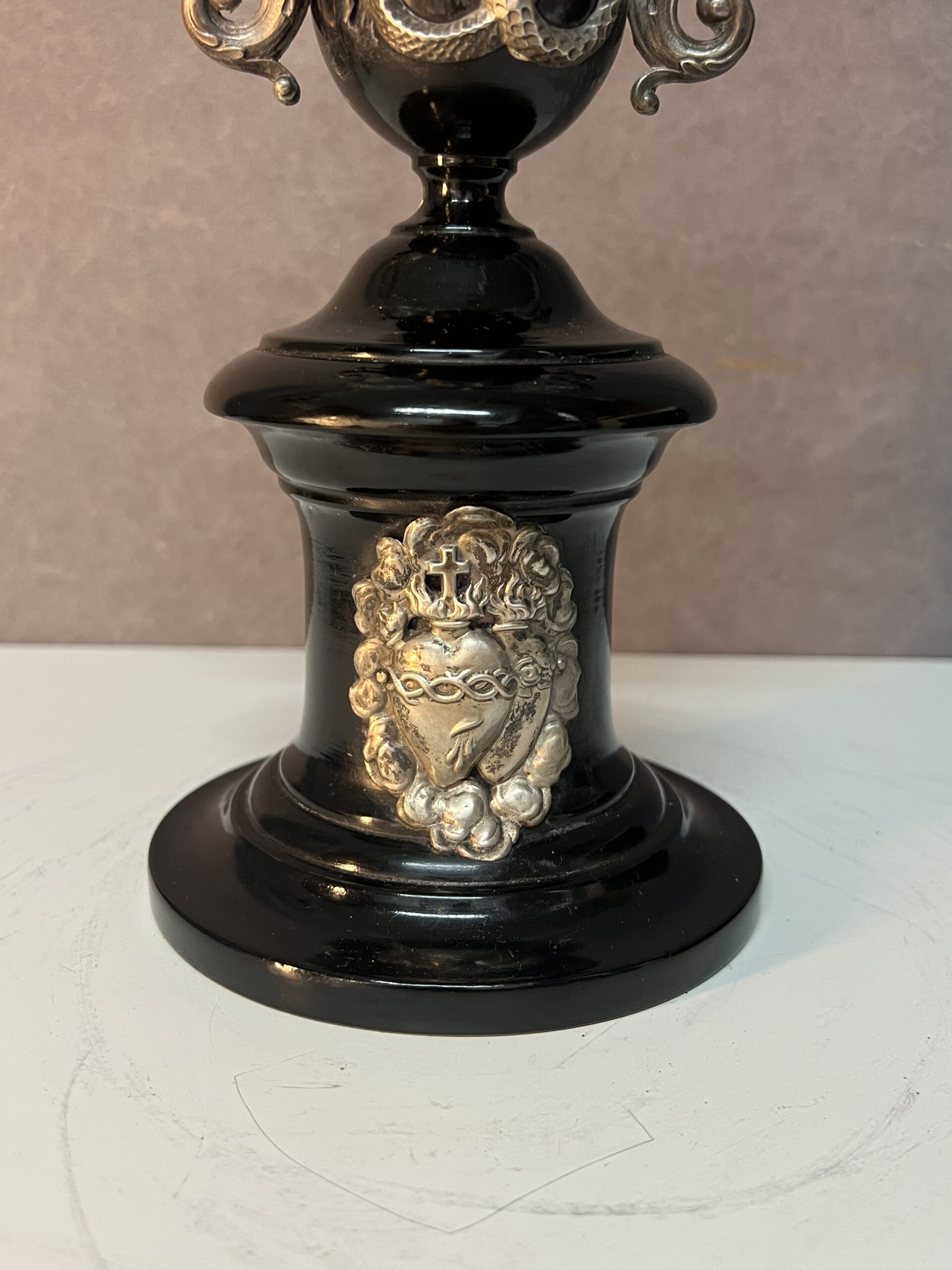 Crucifix en bois noirci et argent massif sous un globe en verre, époque XIXe siècle, H 63 cm