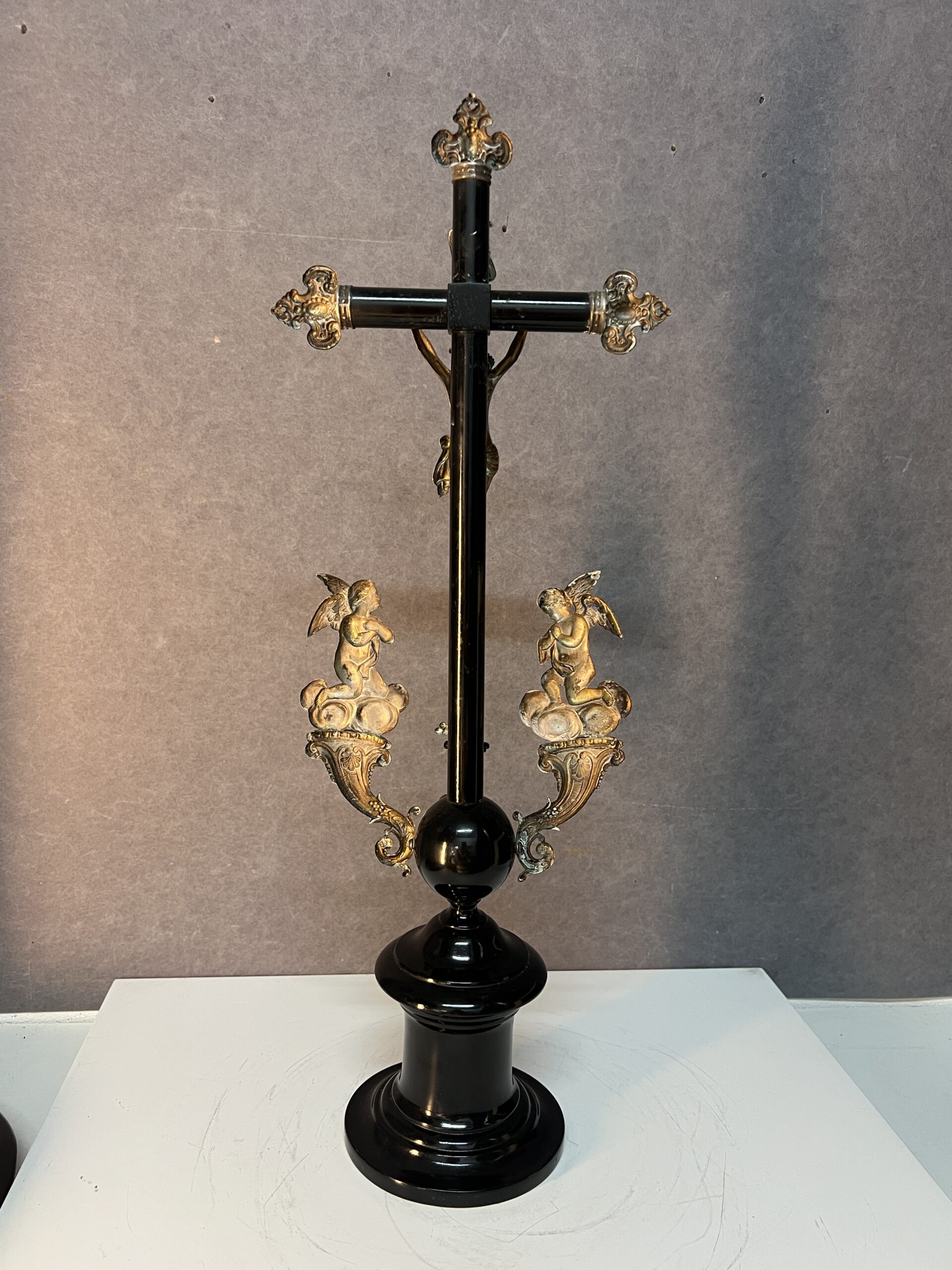 Crucifix en bois noirci et argent massif sous un globe en verre, époque XIXe siècle, H 63 cm