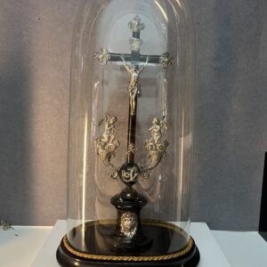 Crucifix en bois noirci et argent massif sous un globe en verre, époque XIXe siècle, H 63 cm