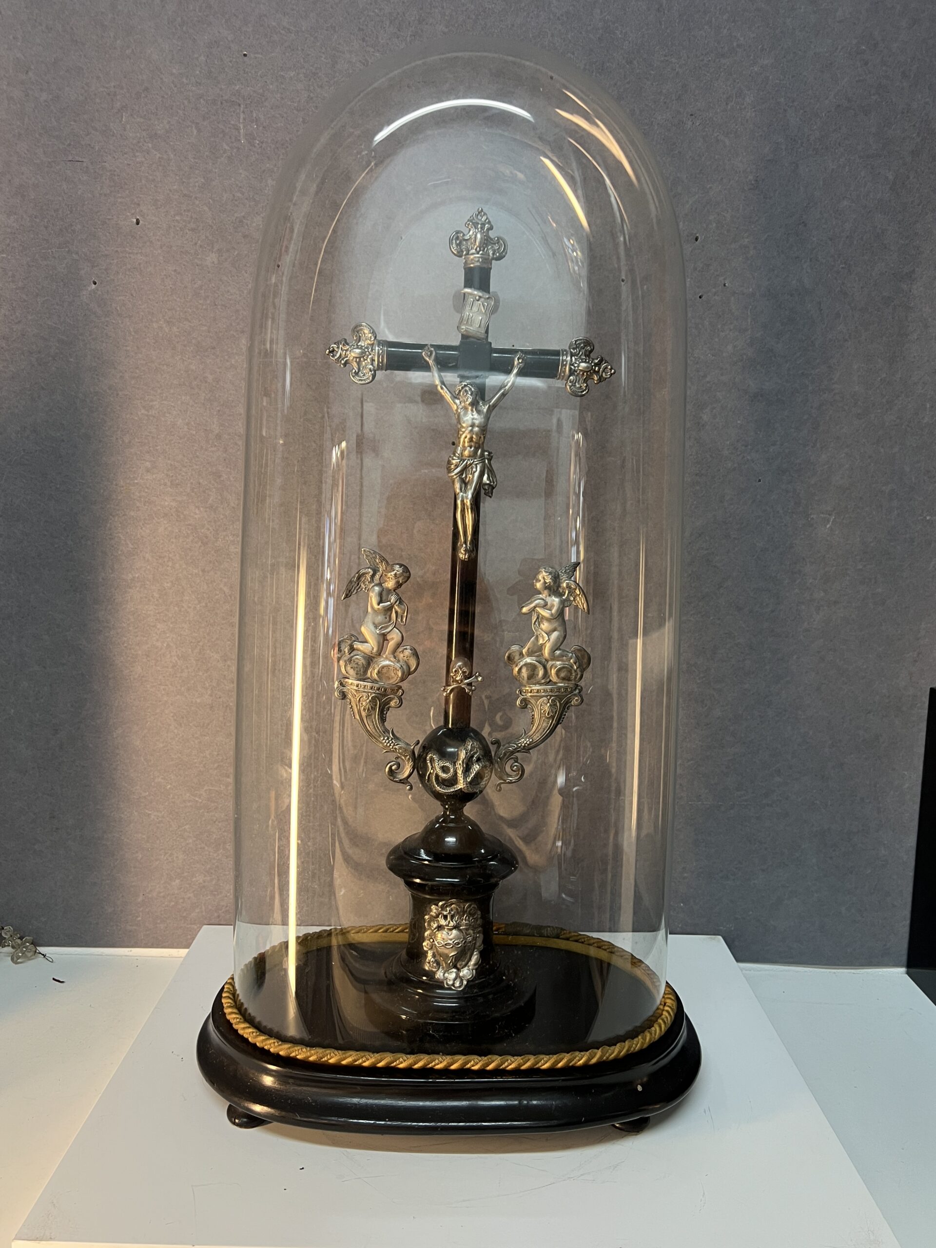 Crucifix en bois noirci et argent massif sous un globe en verre, époque XIXe siècle, H 63 cm