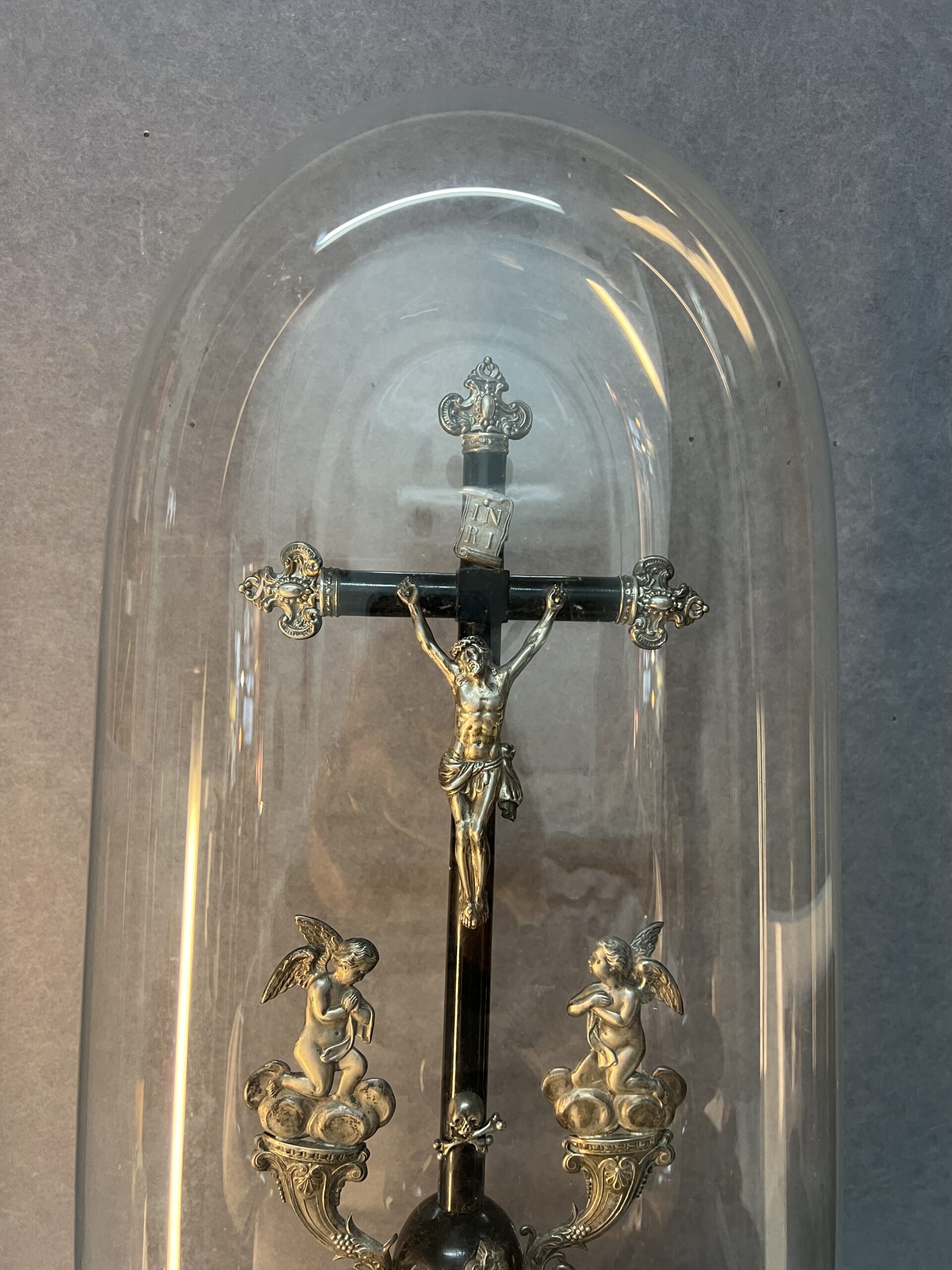 Crucifix en bois noirci et argent massif sous un globe en verre, époque XIXe siècle, H 63 cm